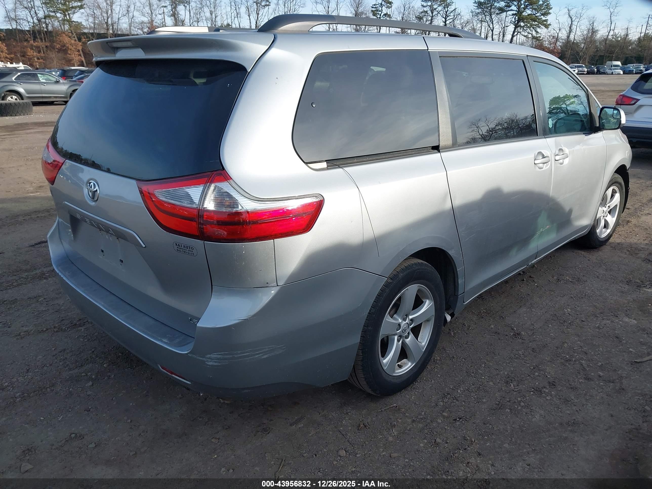 TOYOTA SIENNA image 4