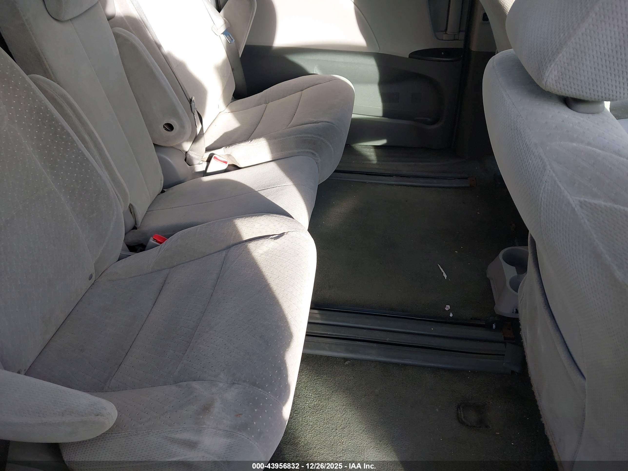 TOYOTA SIENNA image 8