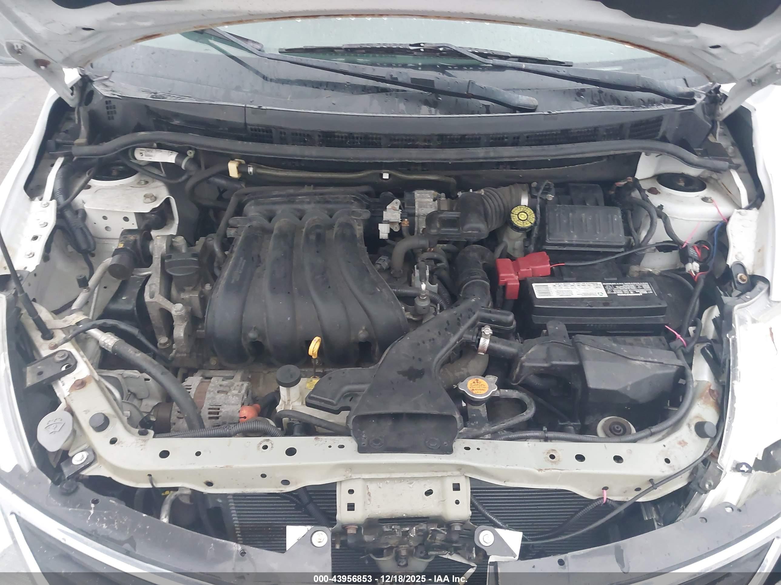 NISSAN VERSA image 10