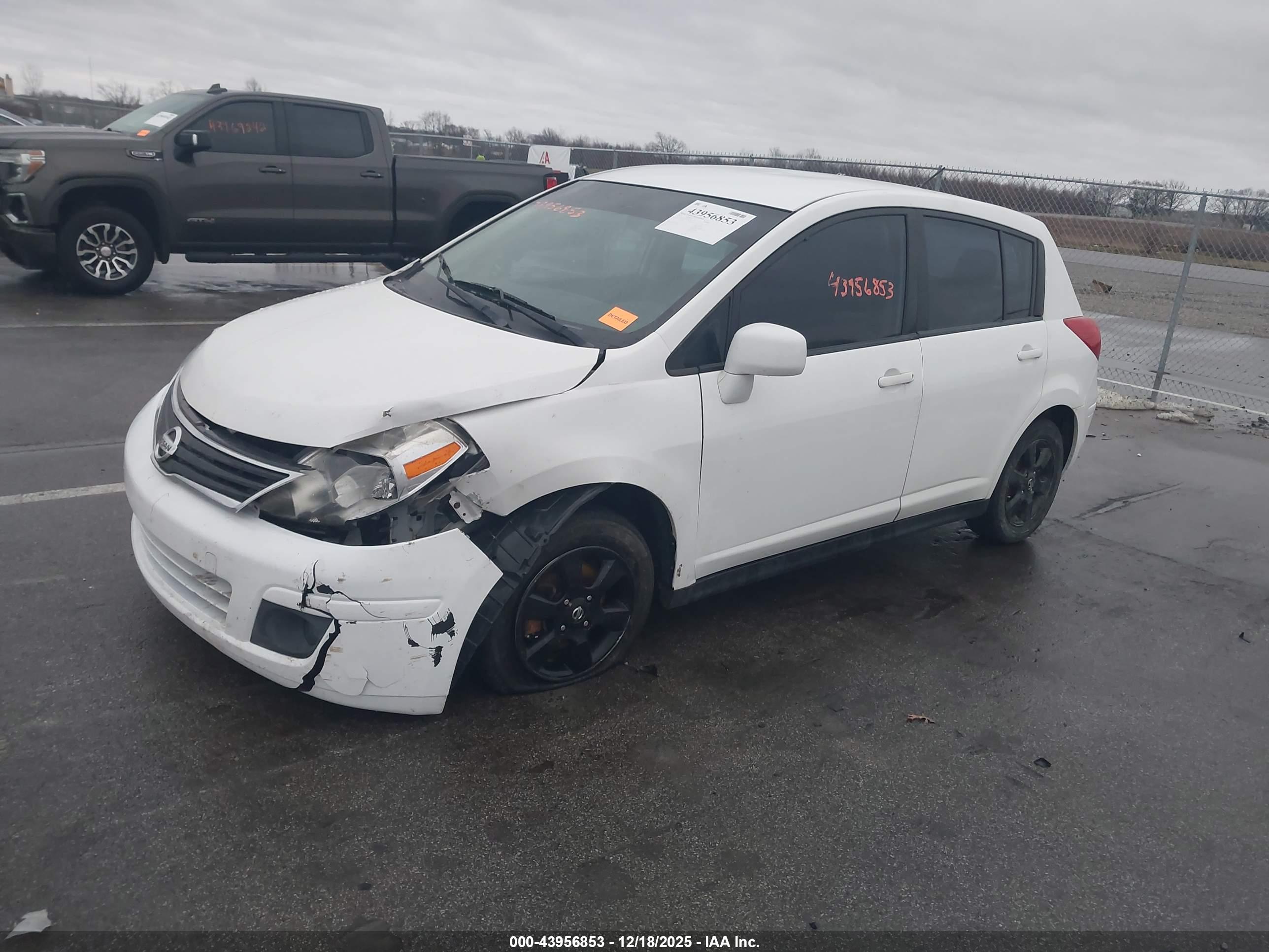 NISSAN VERSA image 2