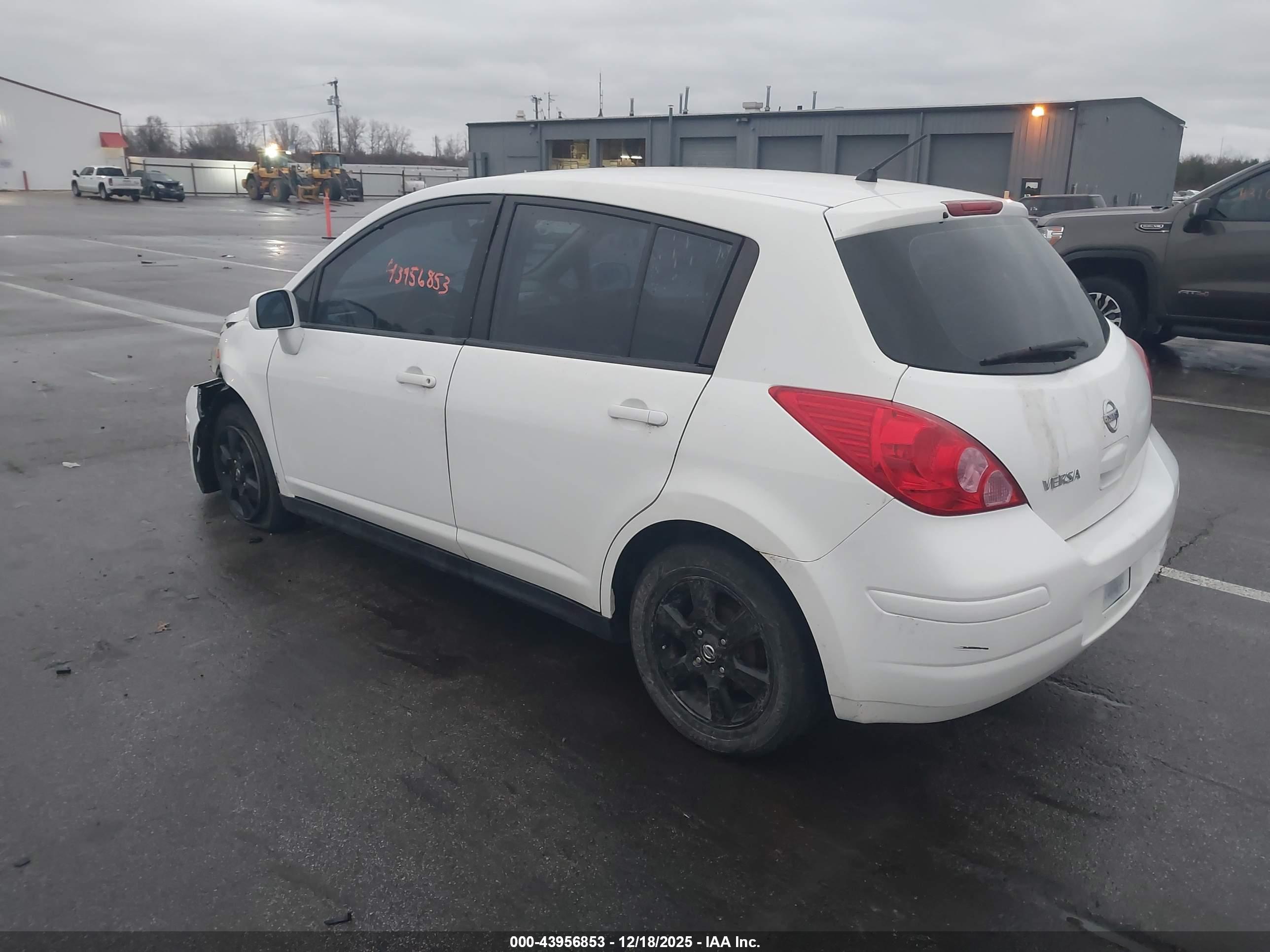 NISSAN VERSA image 3