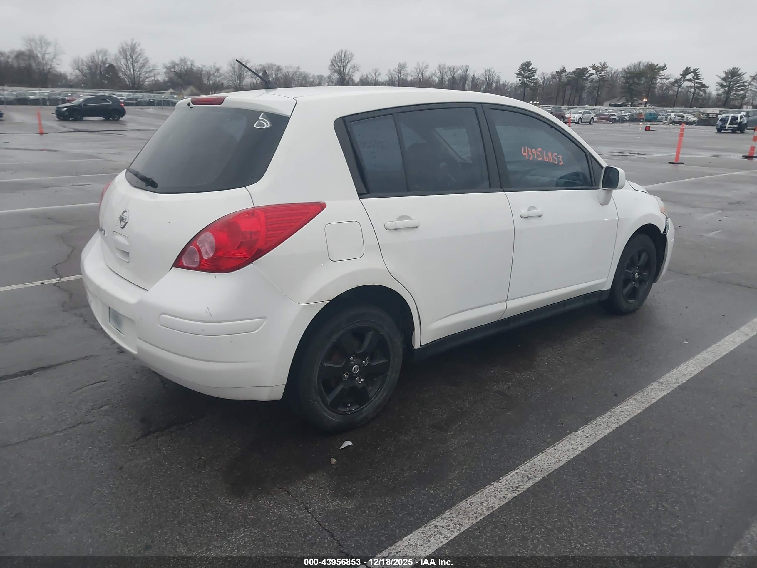 NISSAN VERSA image 4