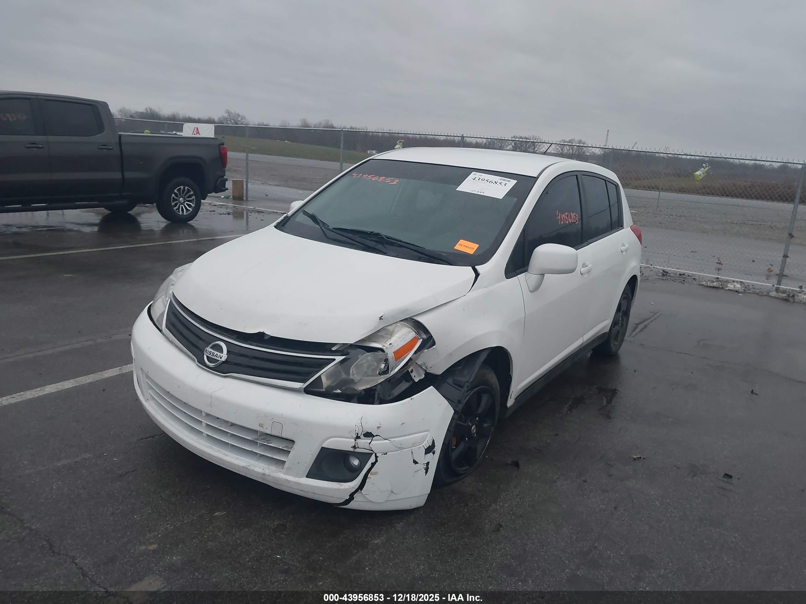 NISSAN VERSA image 6