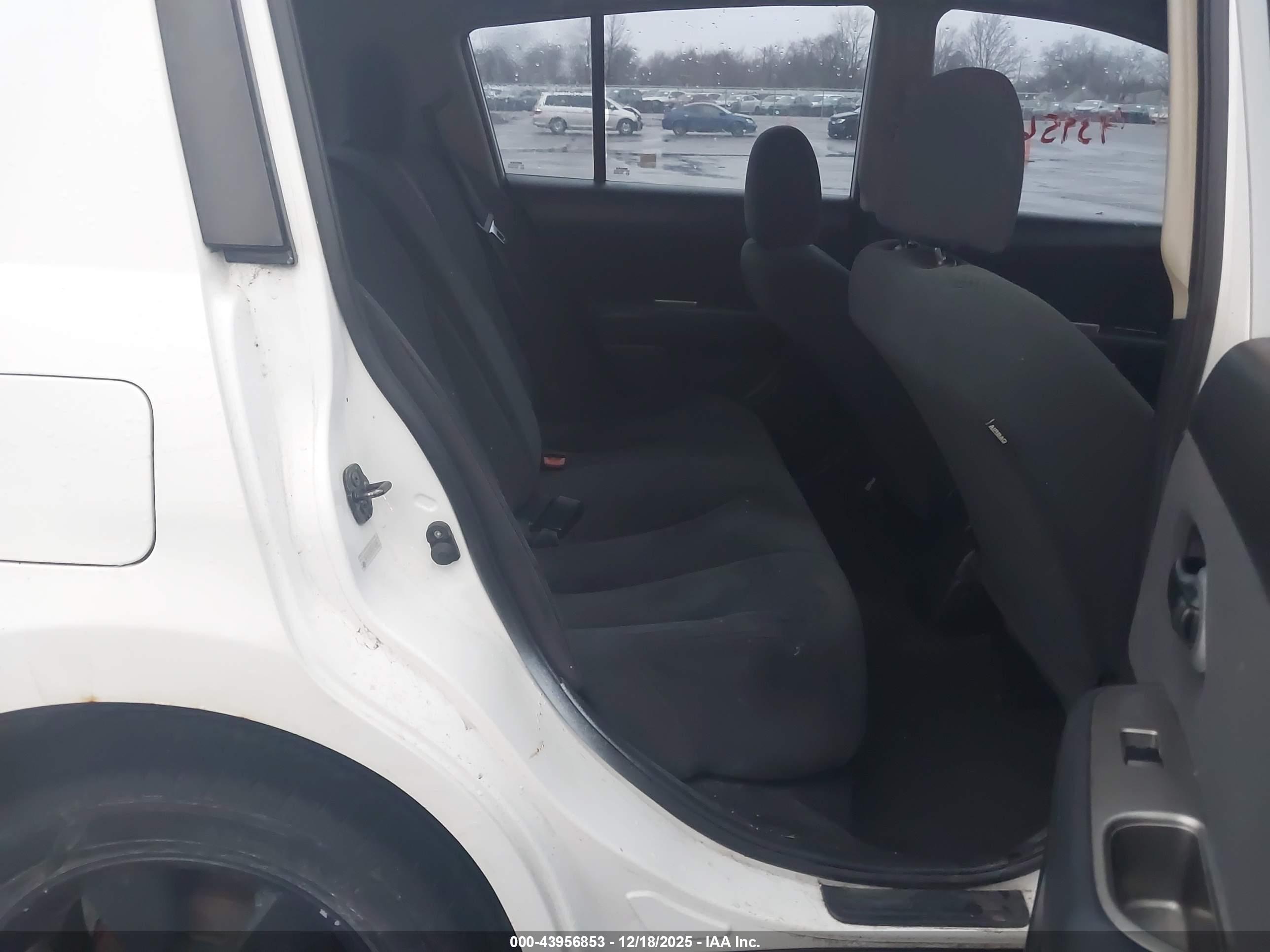 NISSAN VERSA image 8