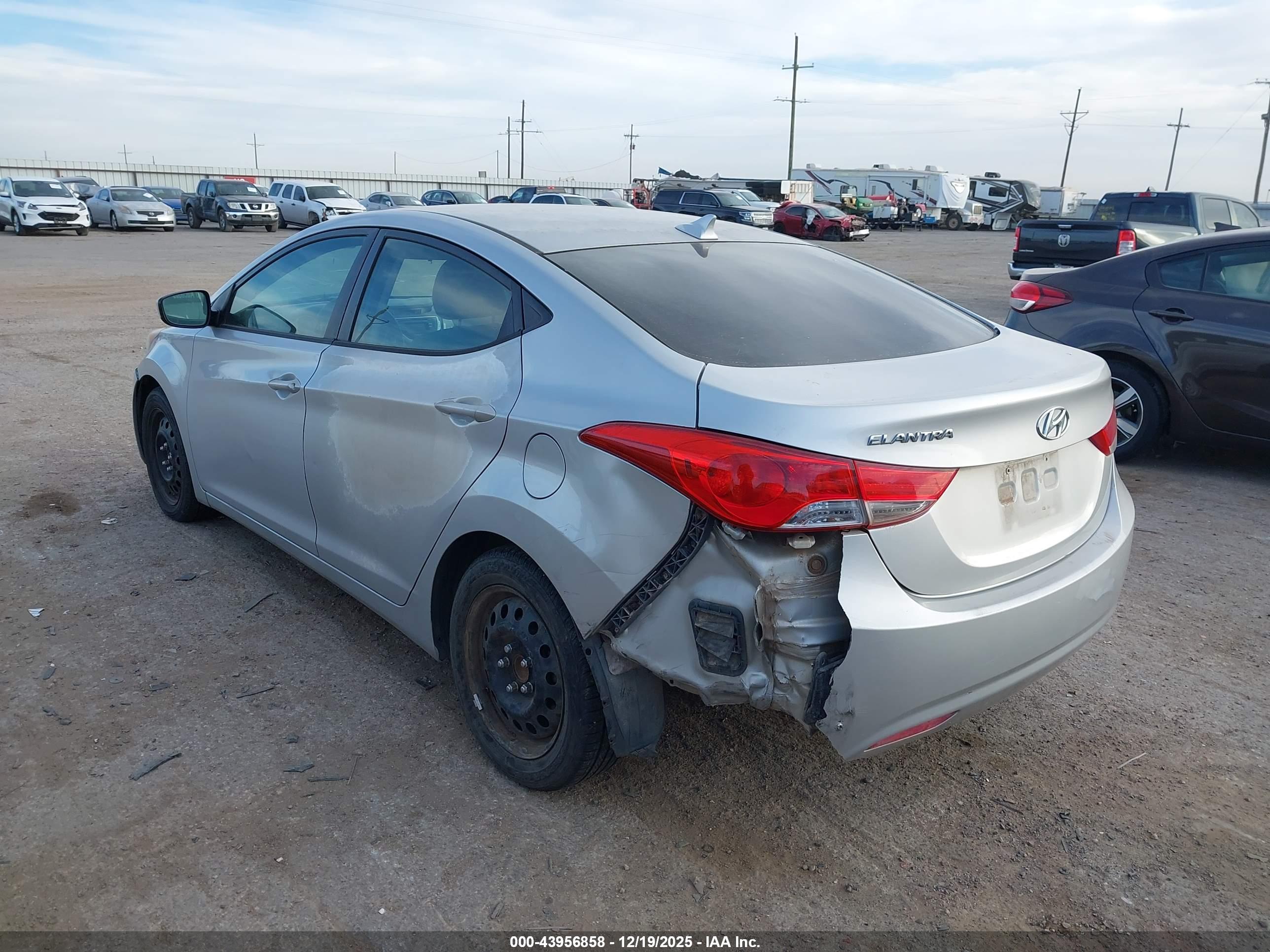 HYUNDAI ELANTRA image 3