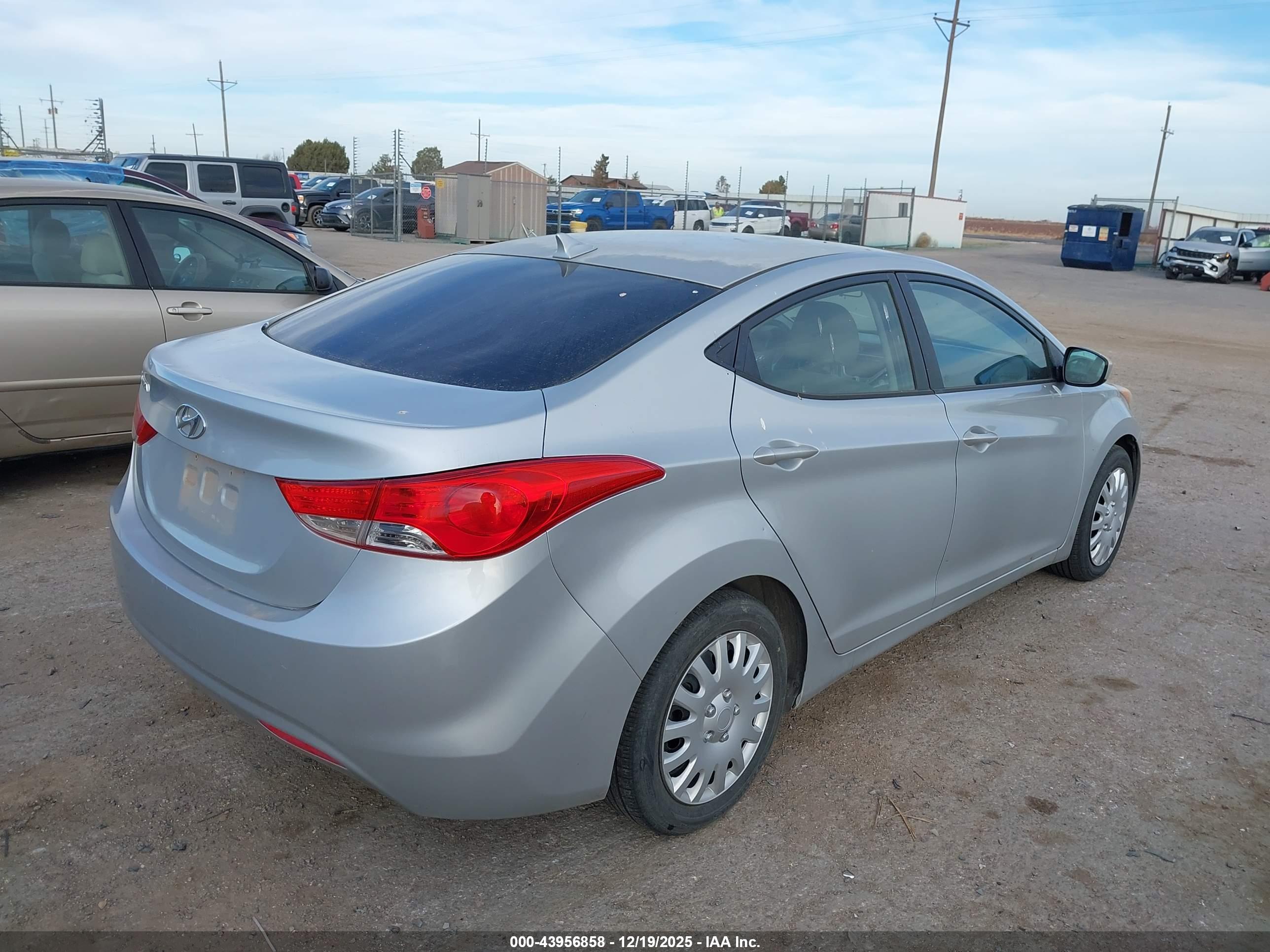 HYUNDAI ELANTRA image 4