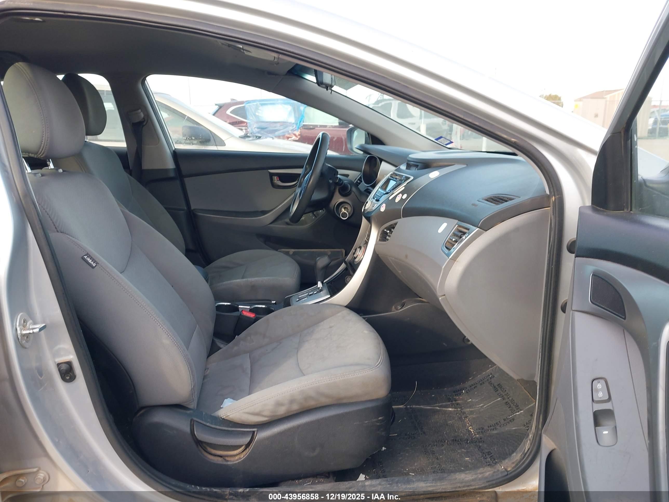 HYUNDAI ELANTRA image 5
