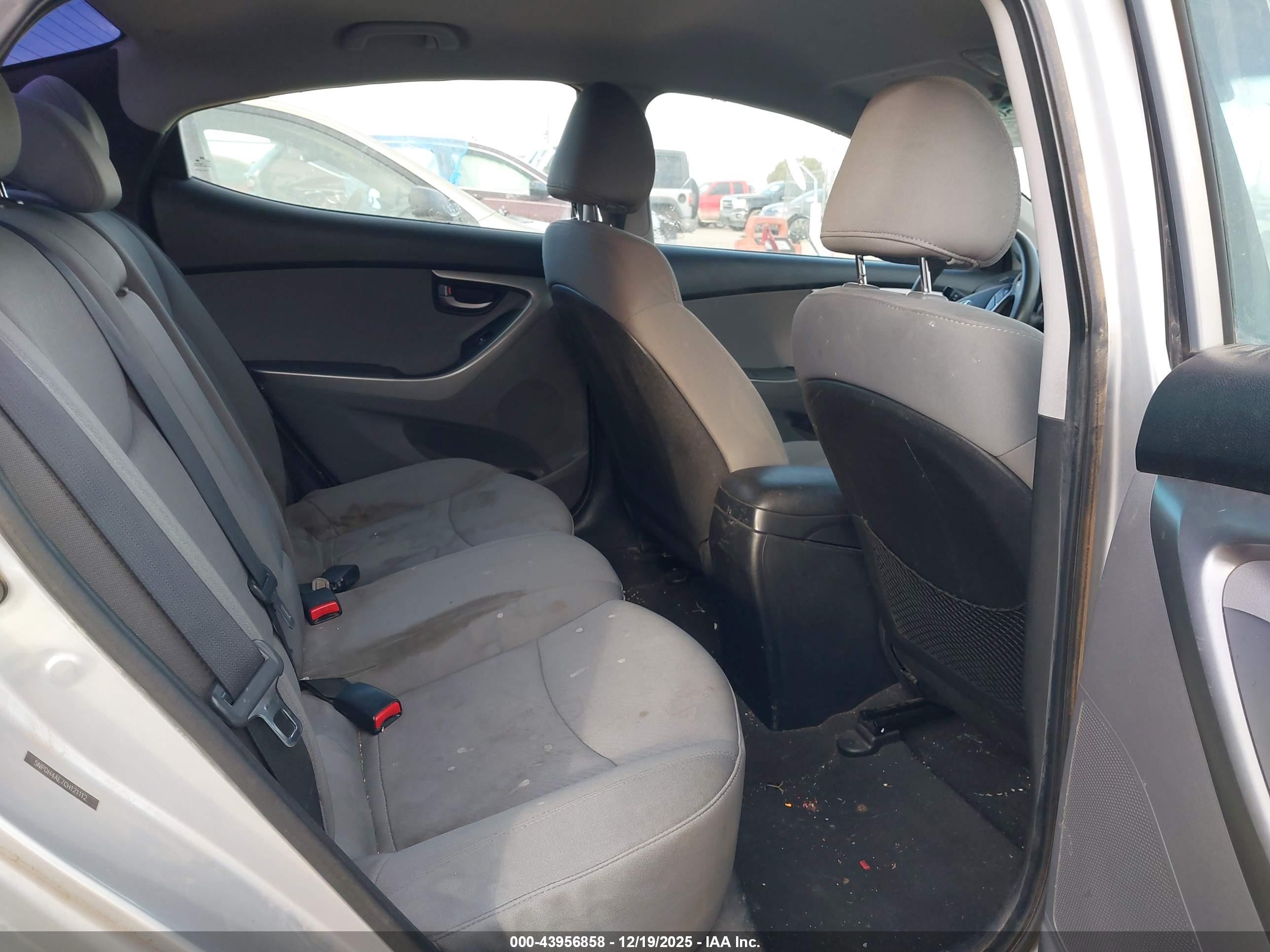 HYUNDAI ELANTRA image 8