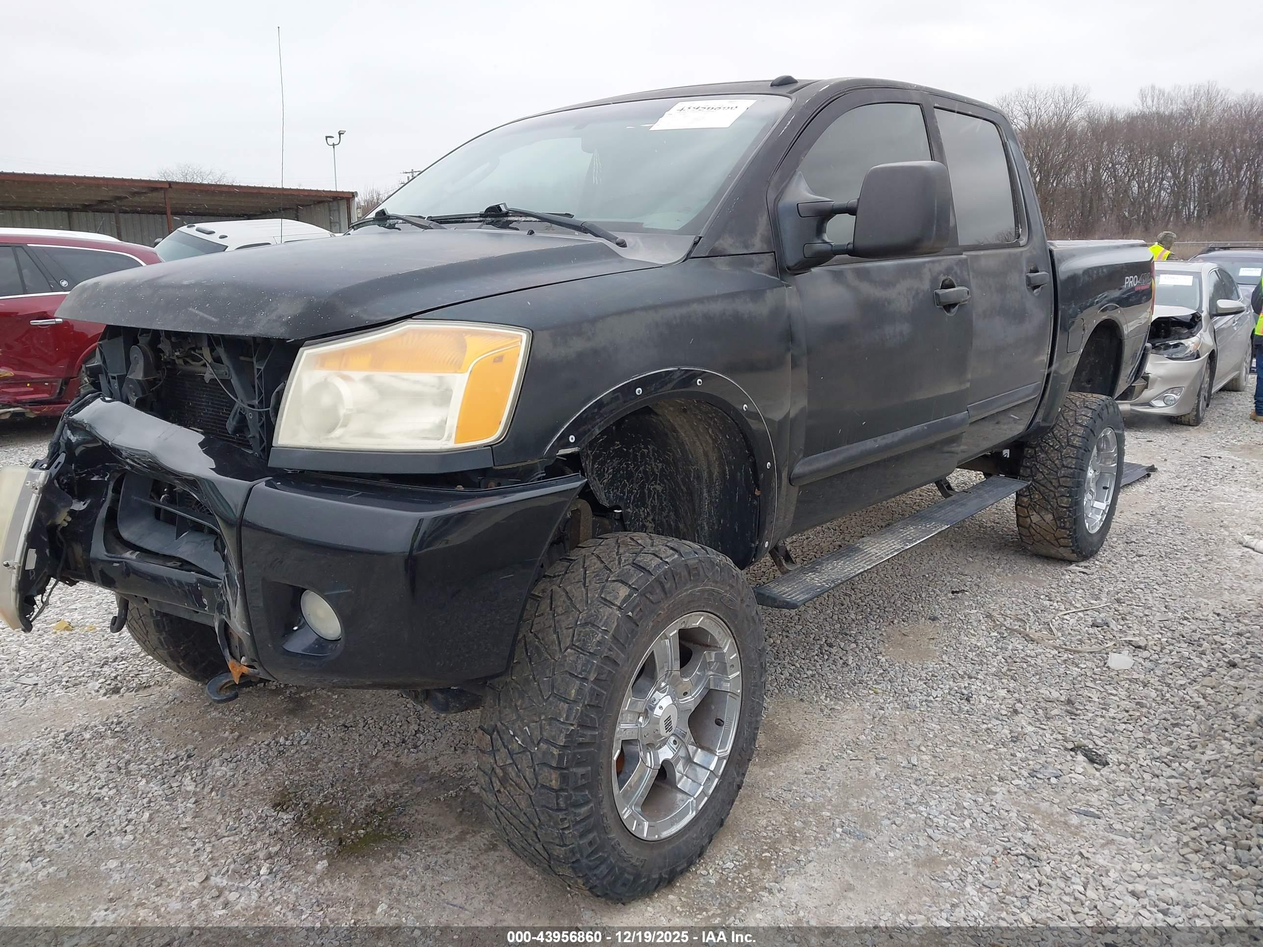 NISSAN TITAN image 2