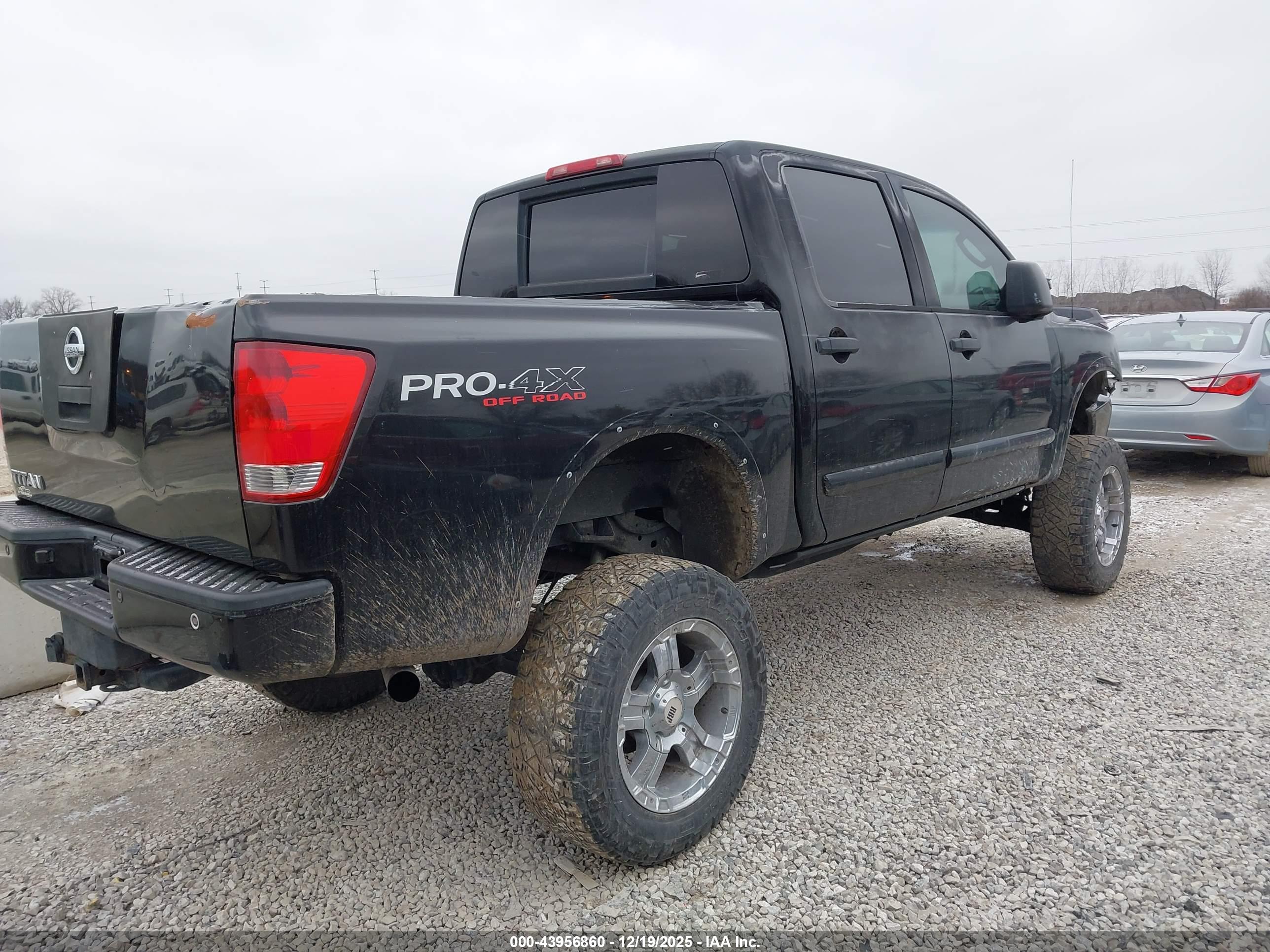 NISSAN TITAN image 4