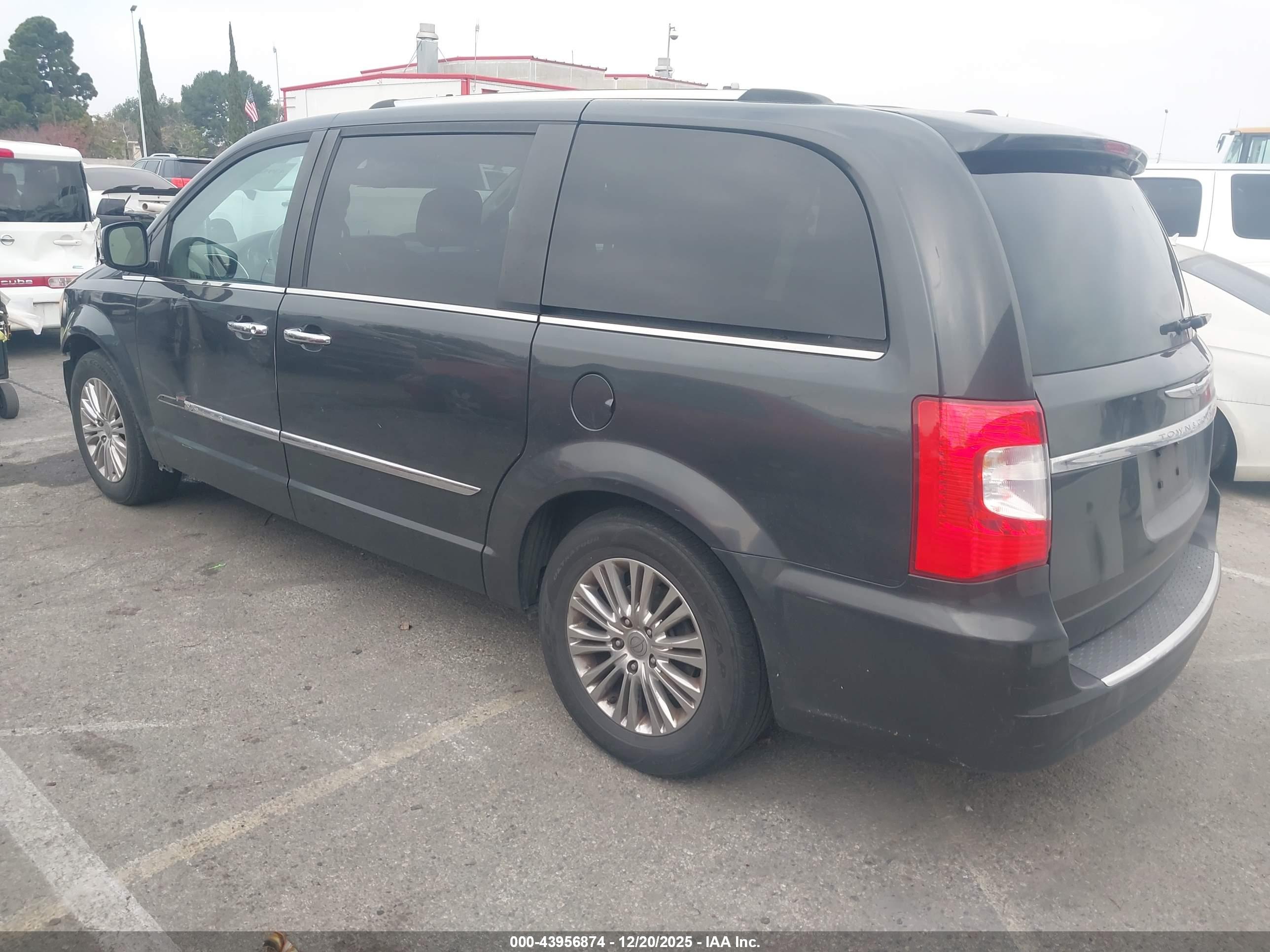 CHRYSLER TOWN image 3