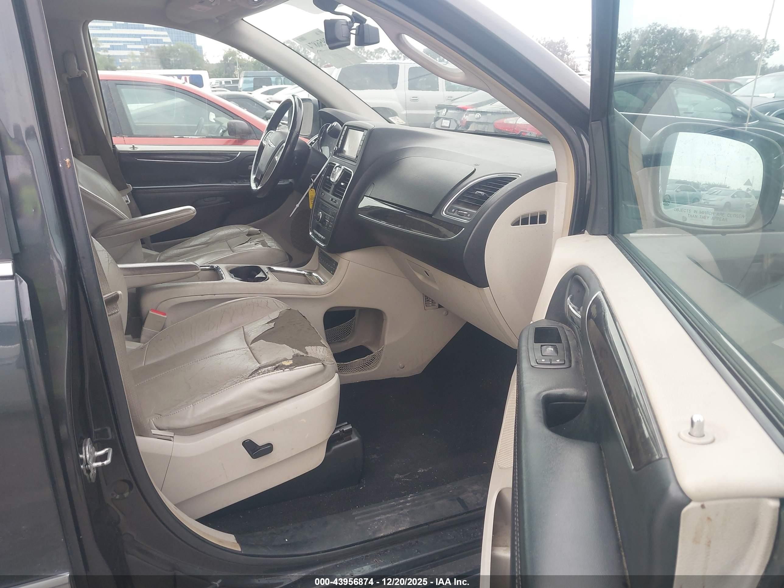 CHRYSLER TOWN image 5