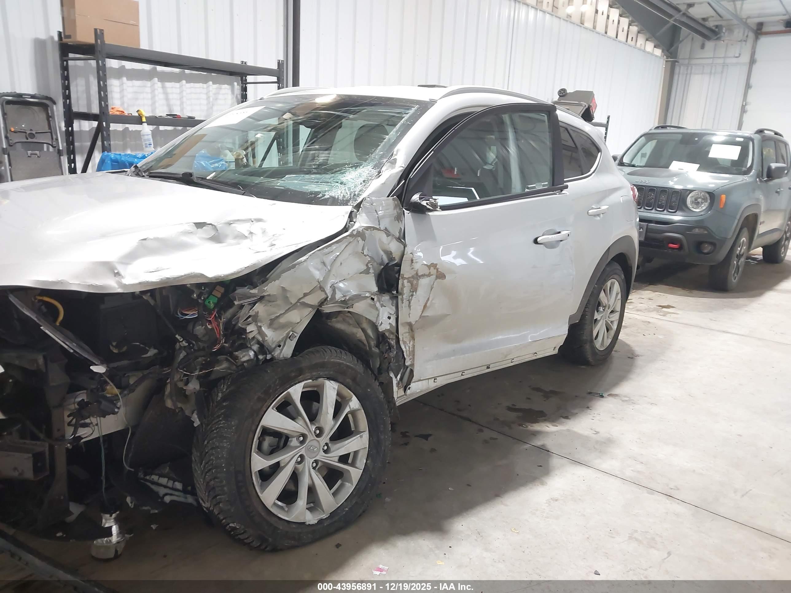 HYUNDAI TUCSON image 6