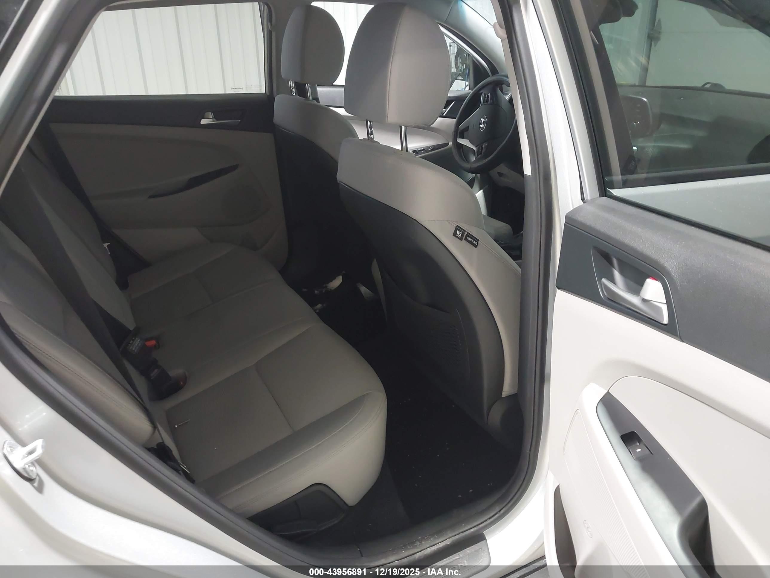 HYUNDAI TUCSON image 8