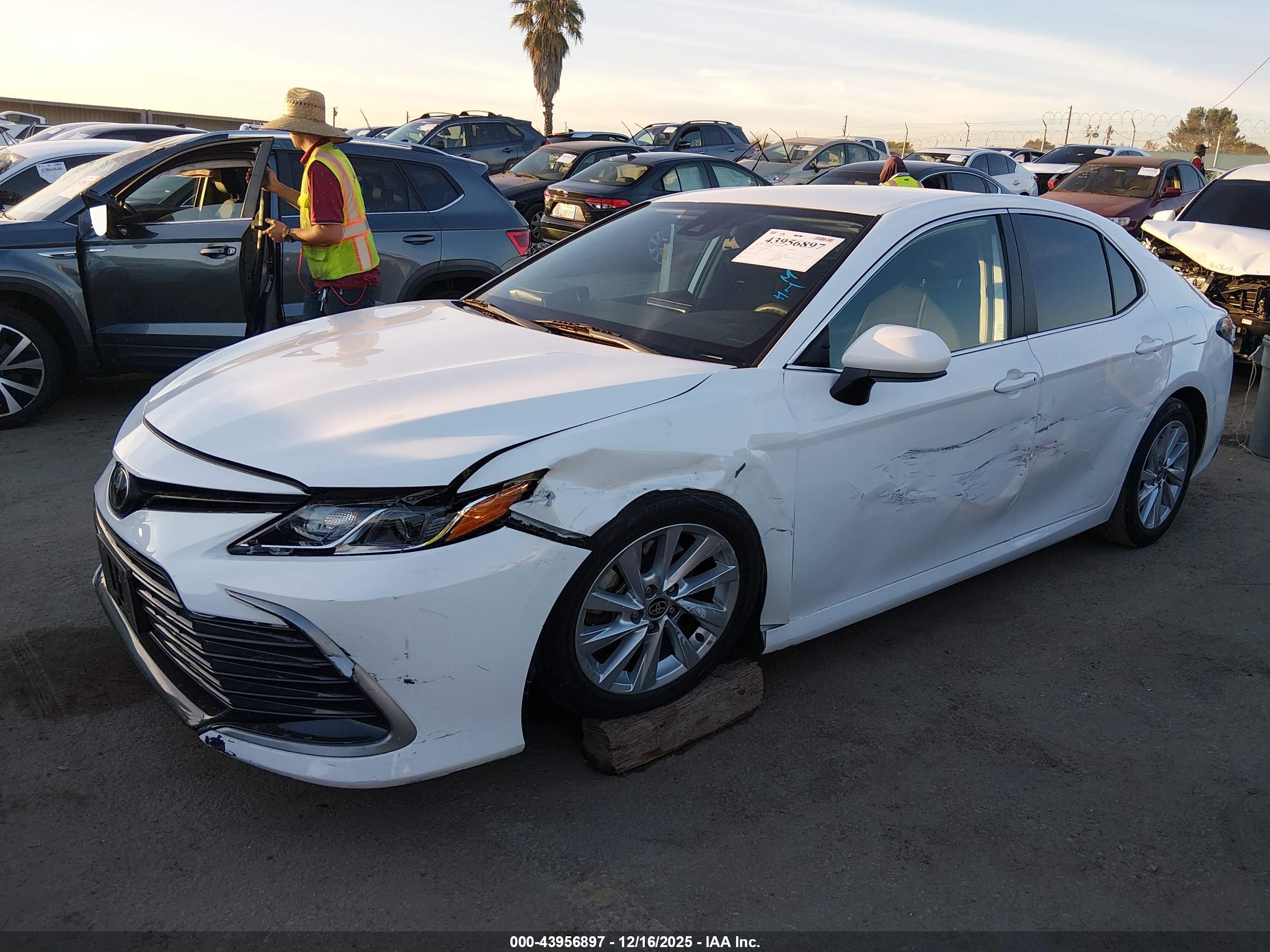 TOYOTA CAMRY image 2