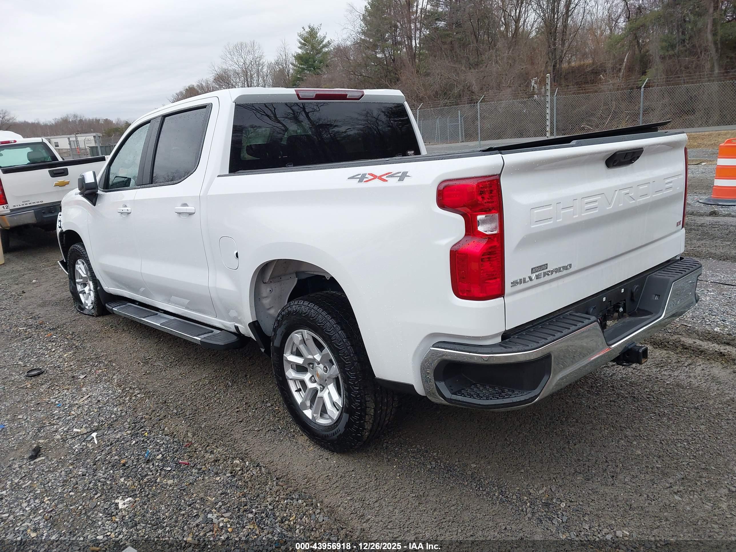 CHEVROLET SILVERADO image 3