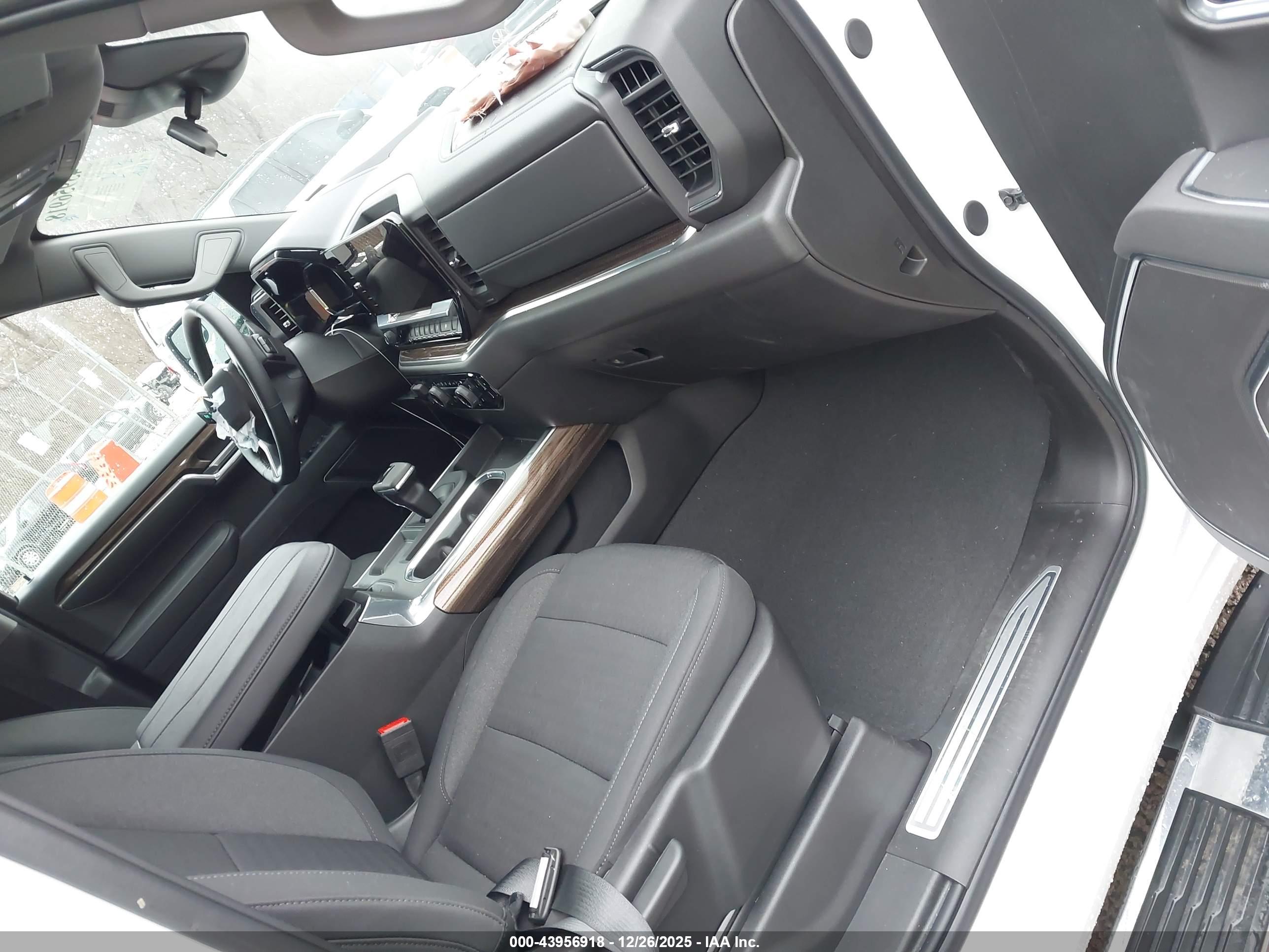 CHEVROLET SILVERADO image 5