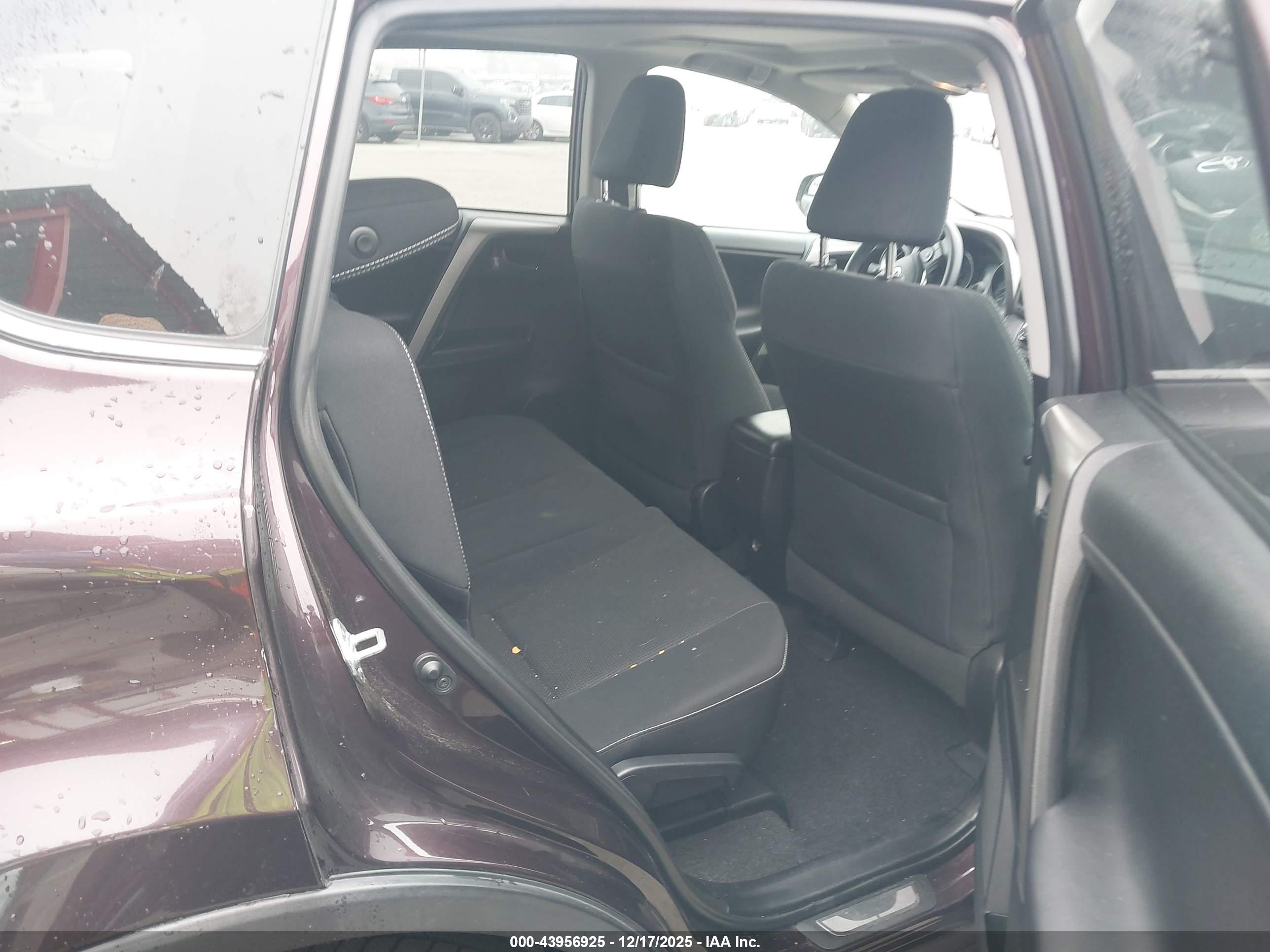 TOYOTA RAV4 image 8
