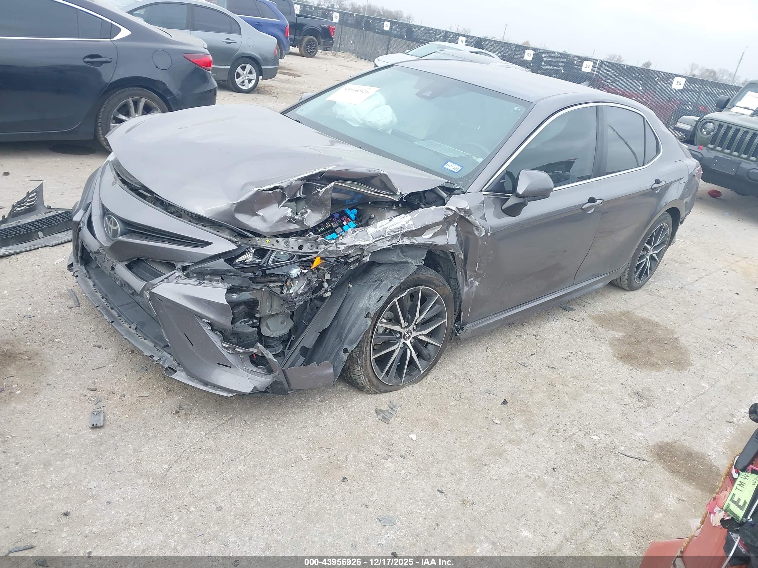 TOYOTA CAMRY image 2