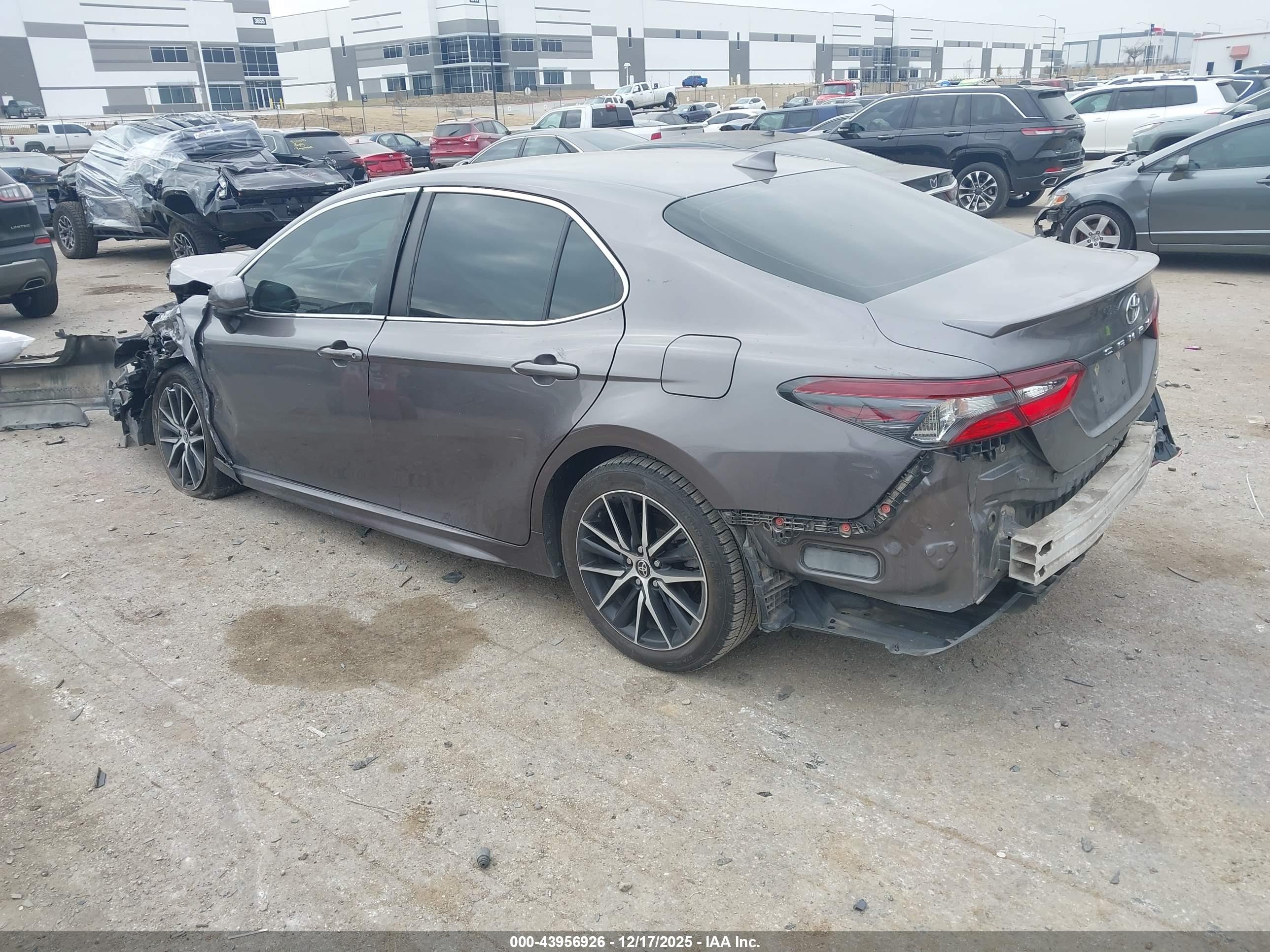 TOYOTA CAMRY image 3