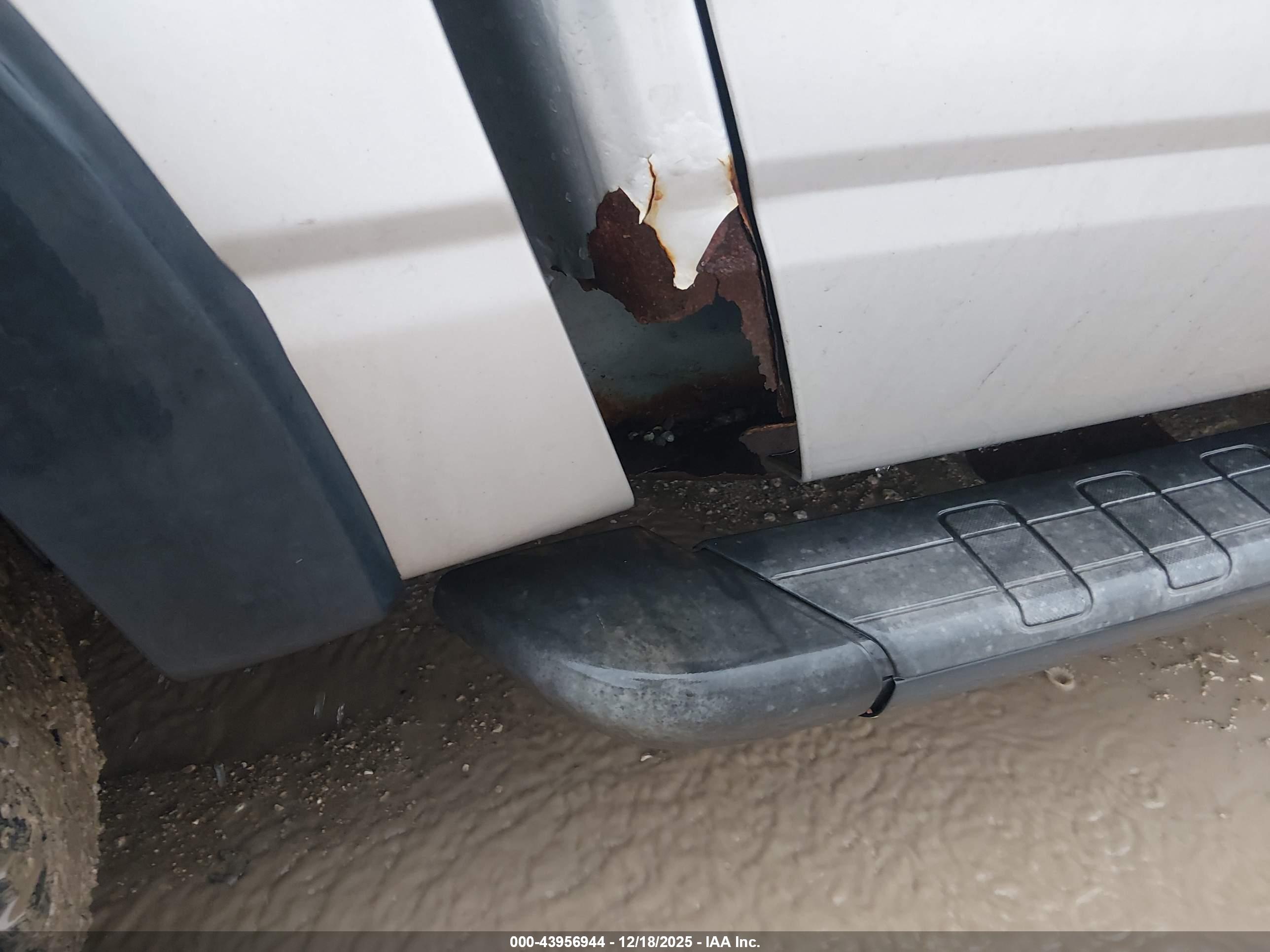 FORD EXPLORER image 6
