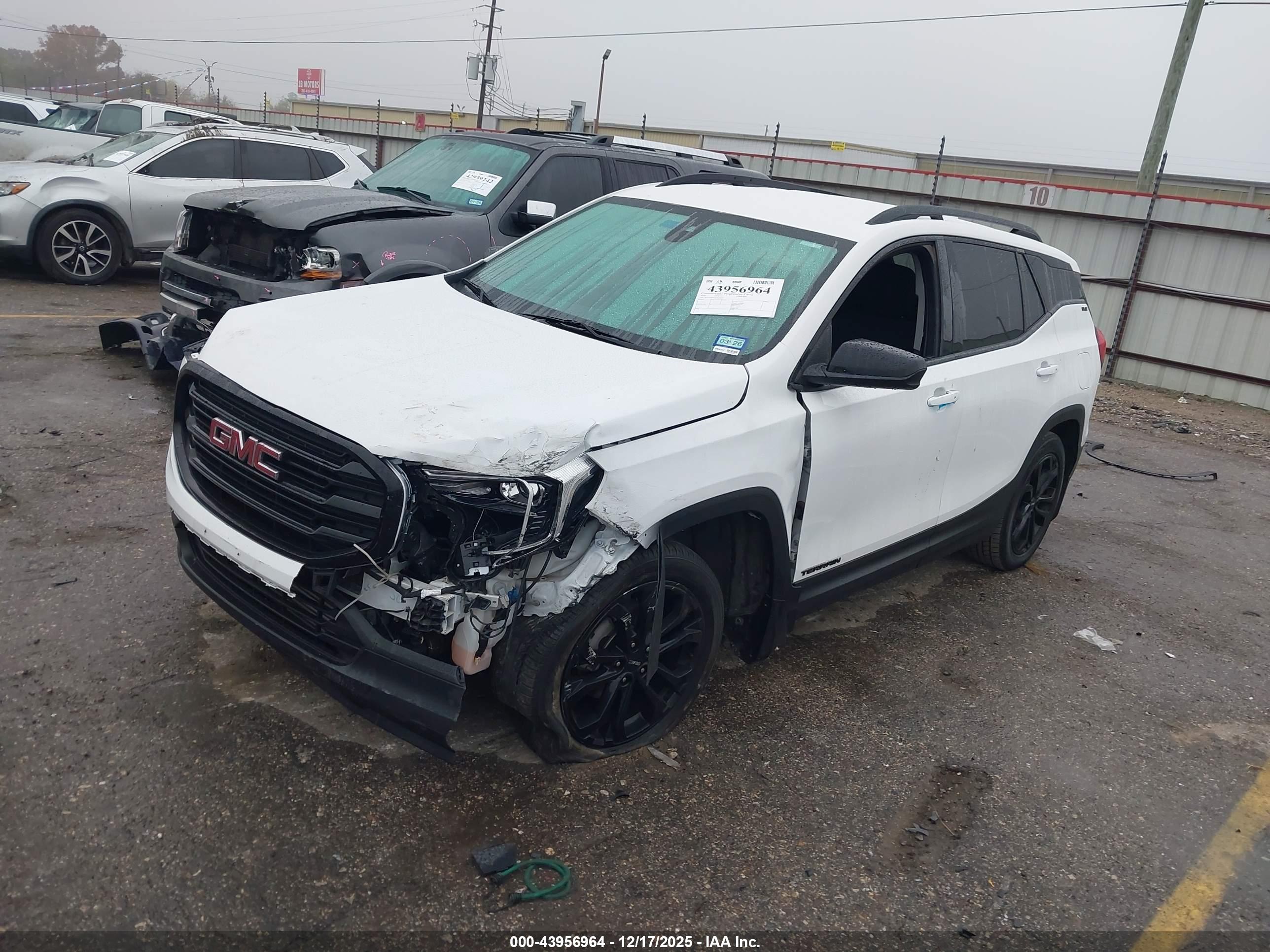 GMC TERRAIN image 2