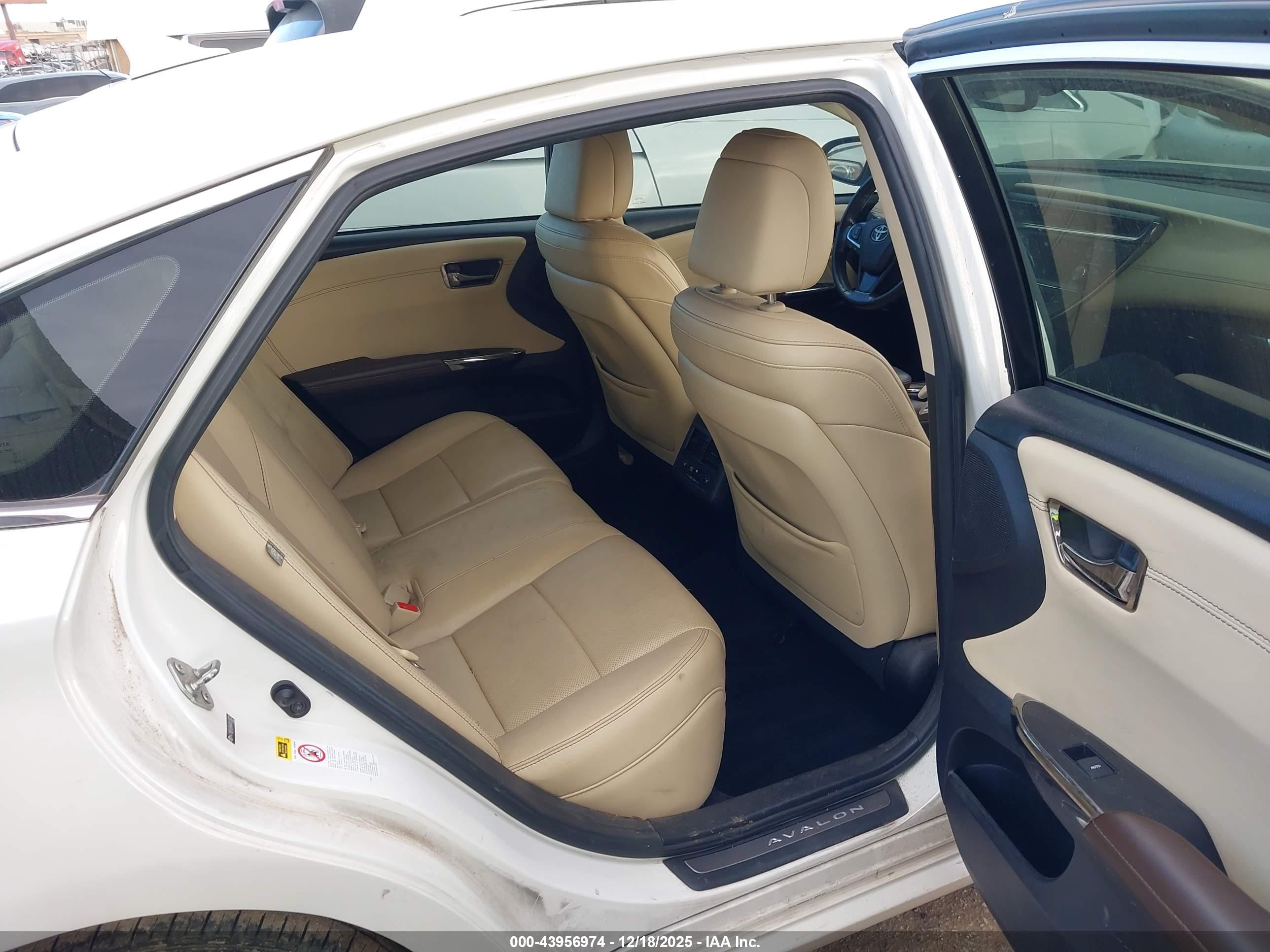 TOYOTA AVALON image 8