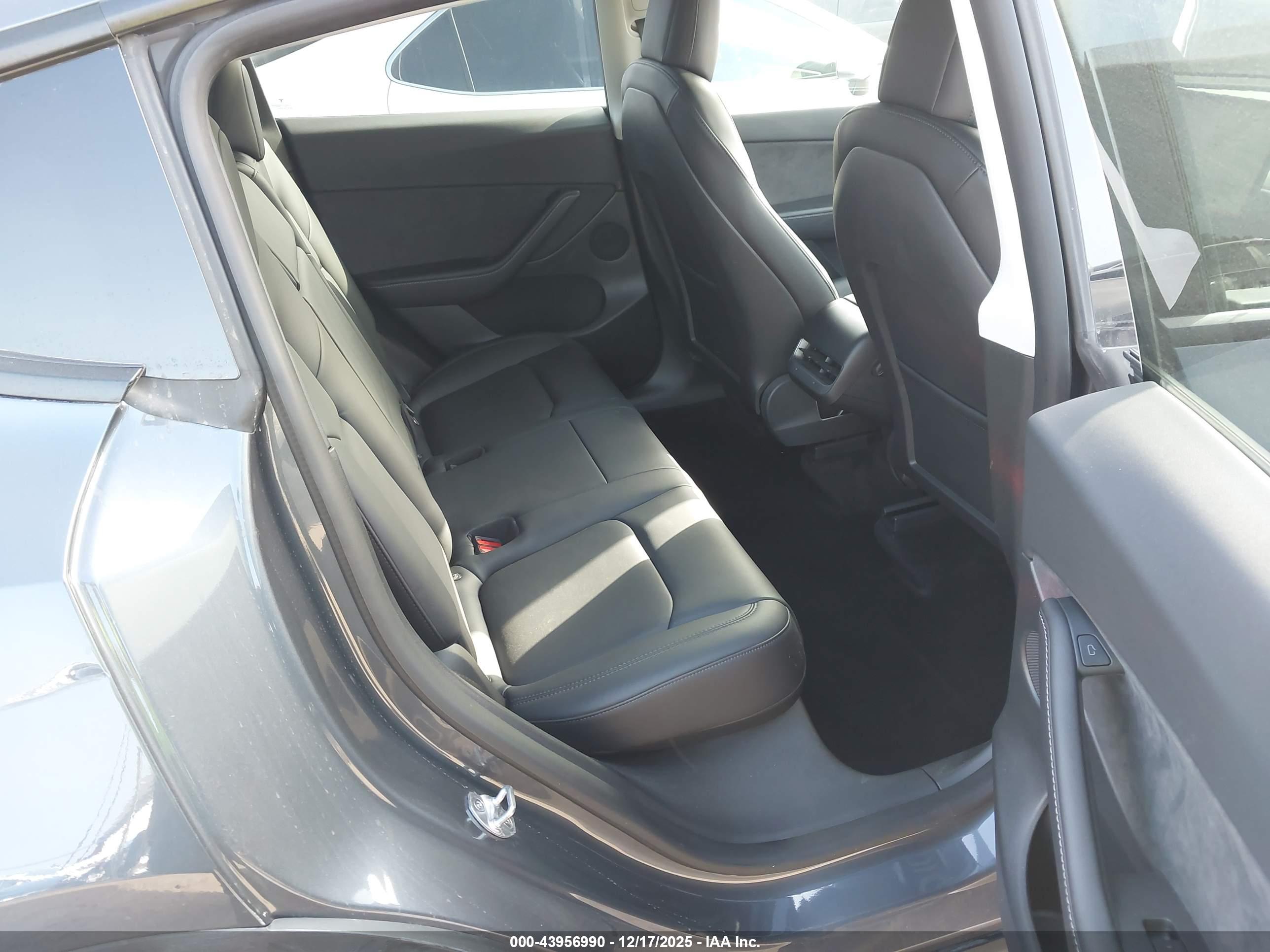 TESLA MODEL image 8