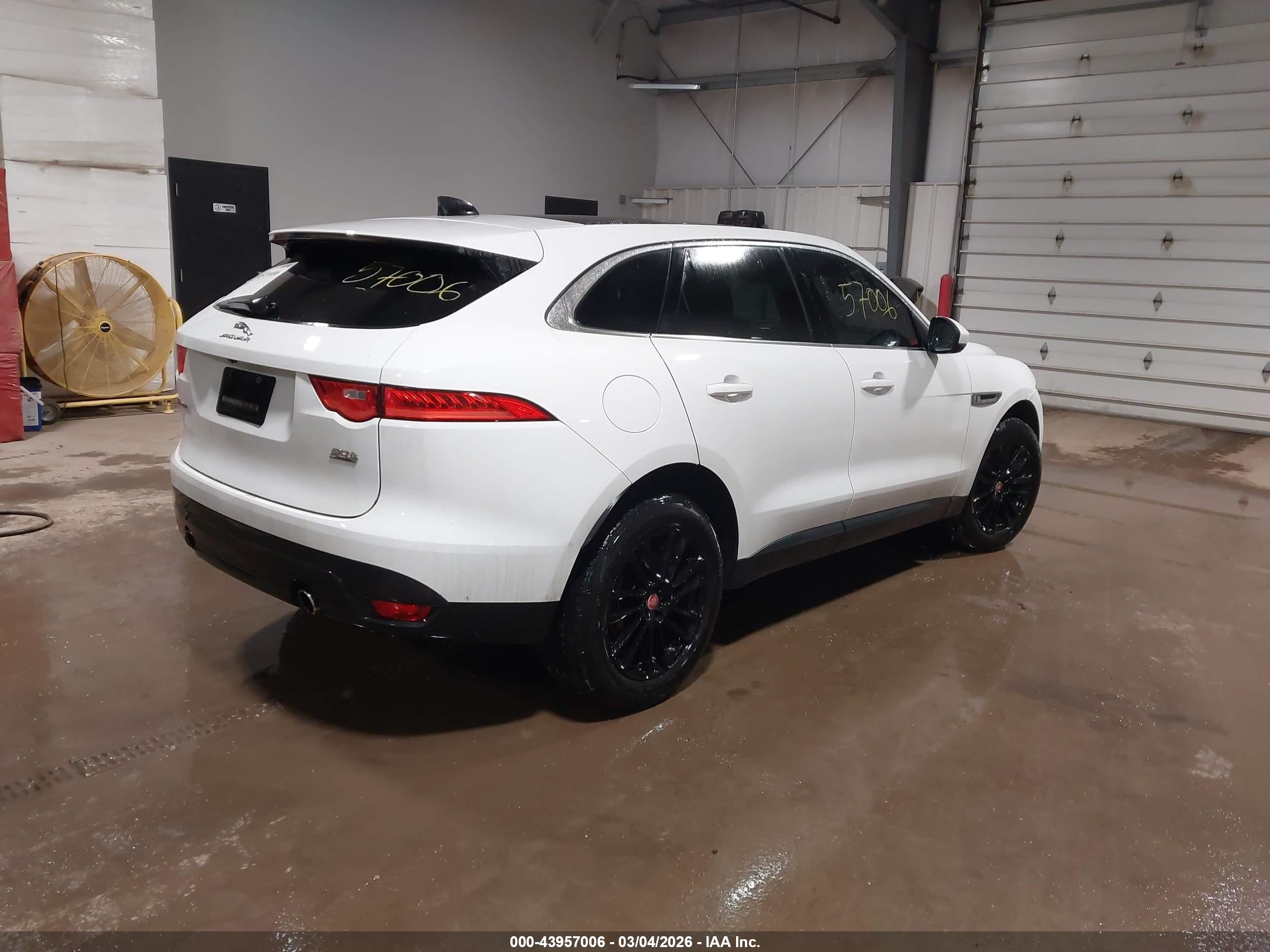 JAGUAR F-PACE image 4