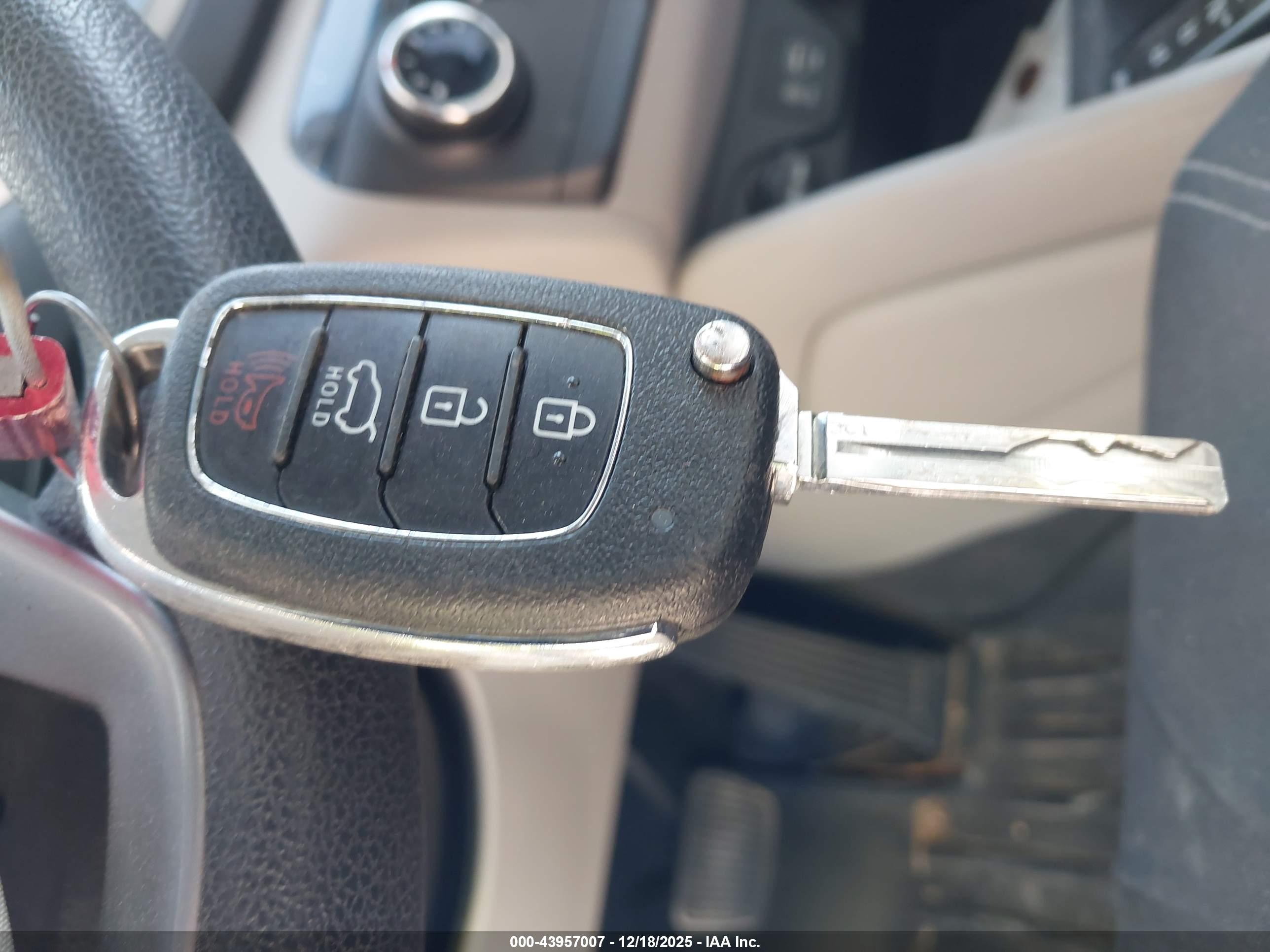 HYUNDAI TUCSON image 11
