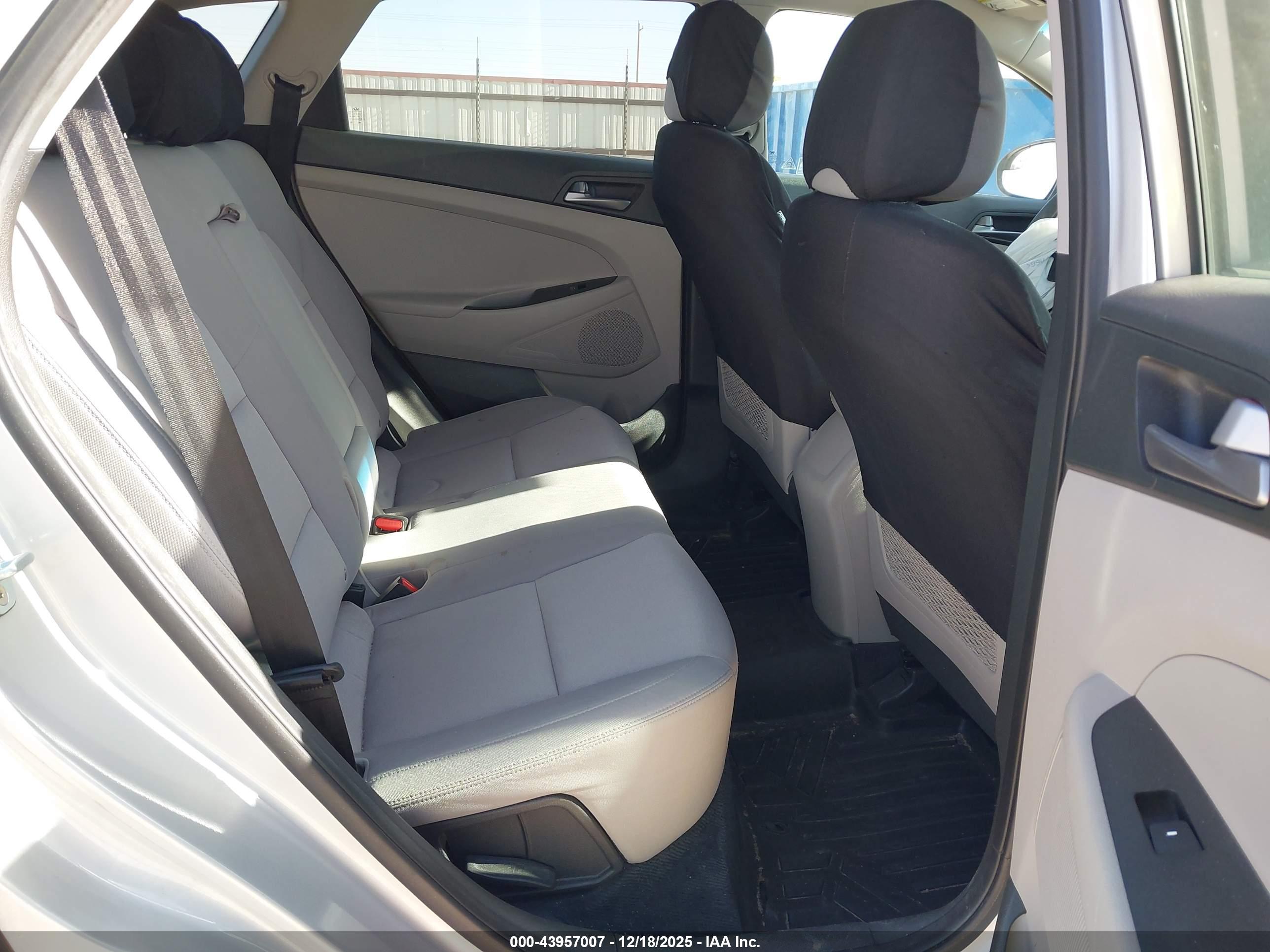 HYUNDAI TUCSON image 8