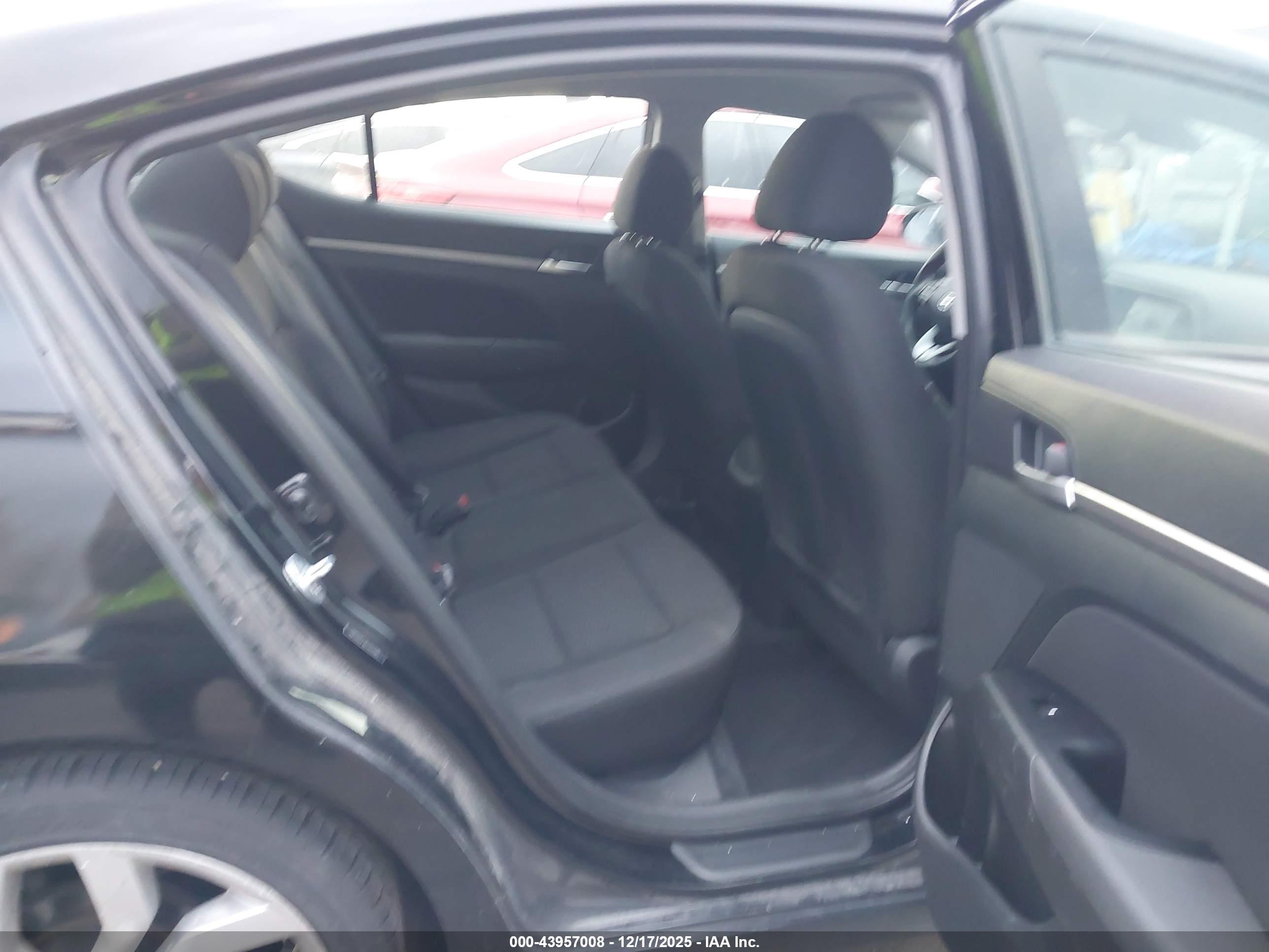 HYUNDAI ELANTRA image 8