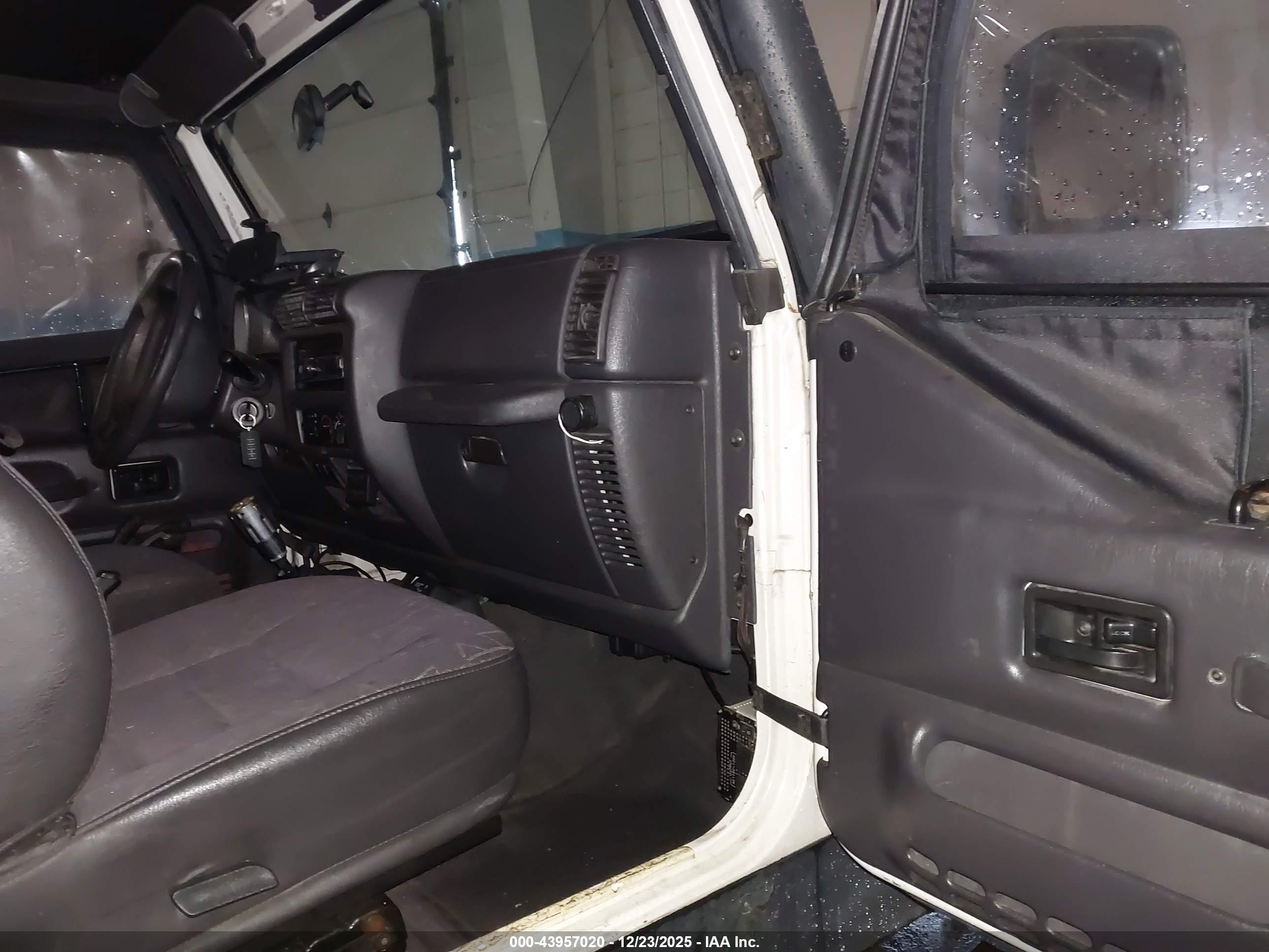 JEEP WRANGLER image 5