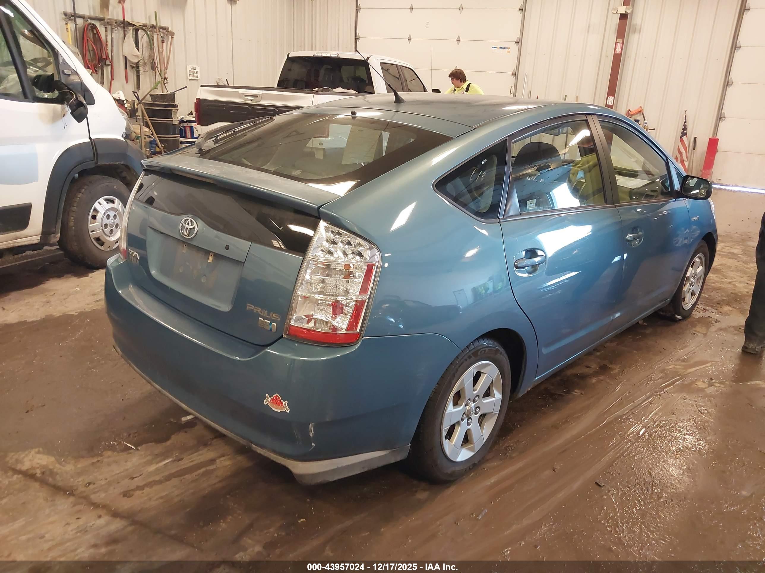 TOYOTA PRIUS image 4