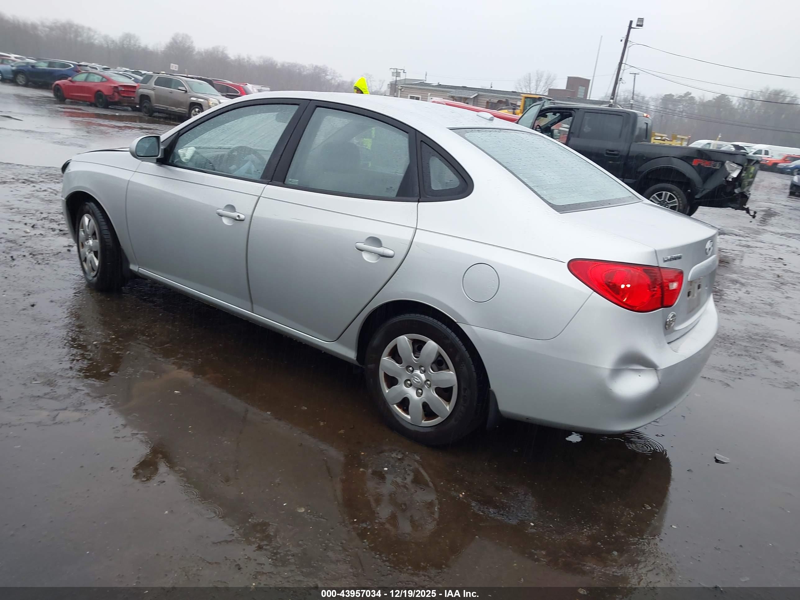 HYUNDAI ELANTRA image 3