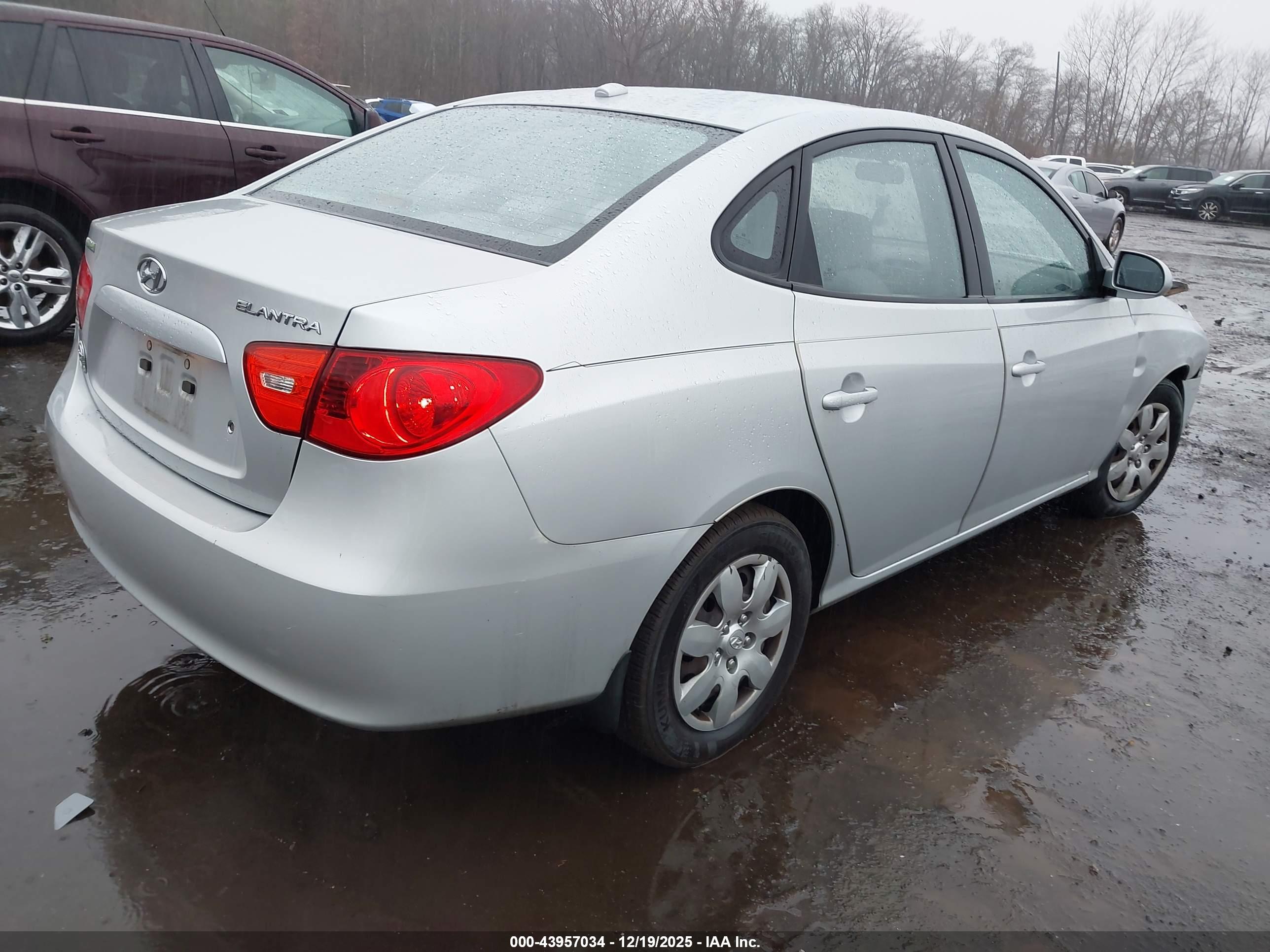 HYUNDAI ELANTRA image 4