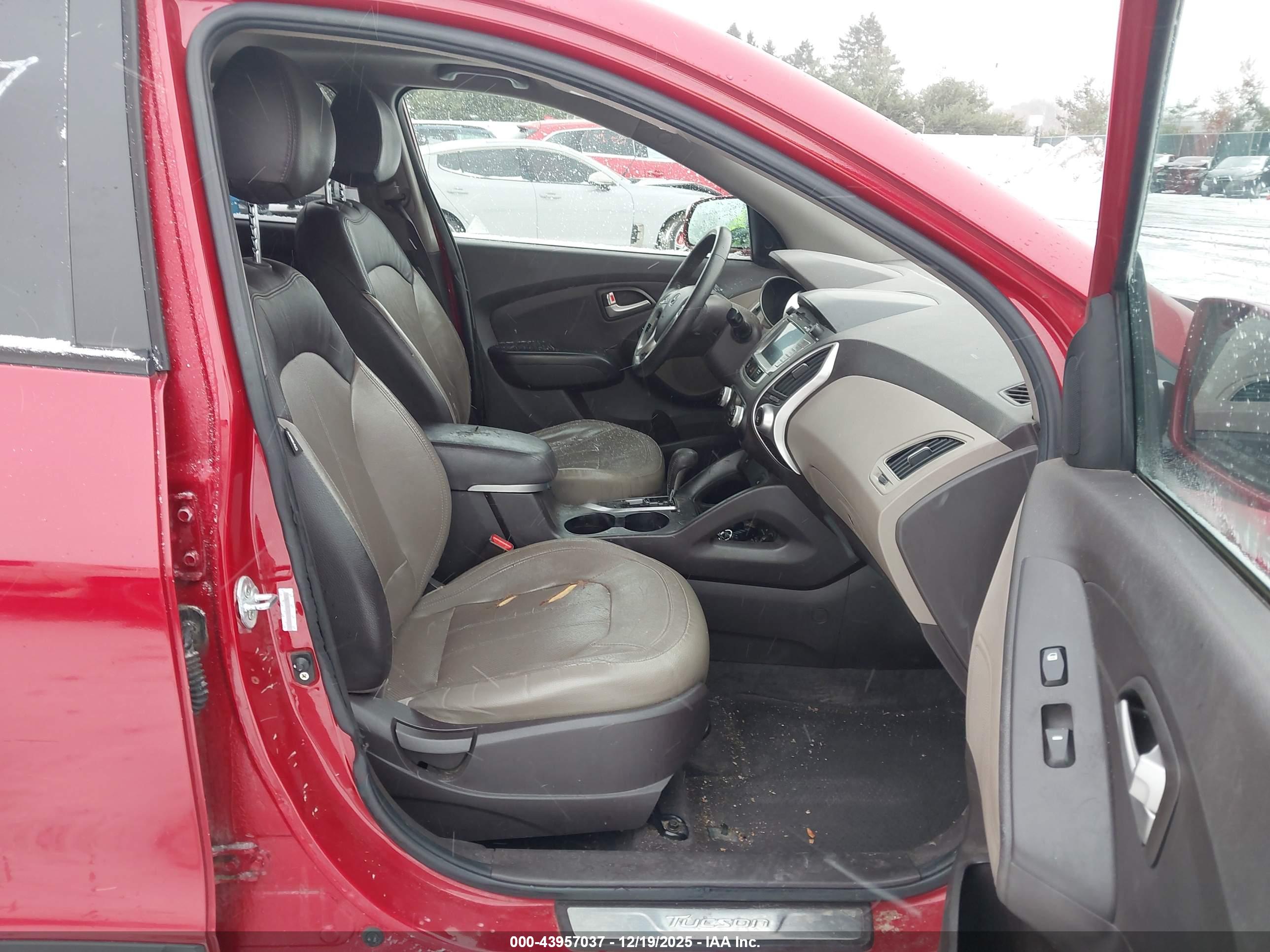 HYUNDAI TUCSON image 5