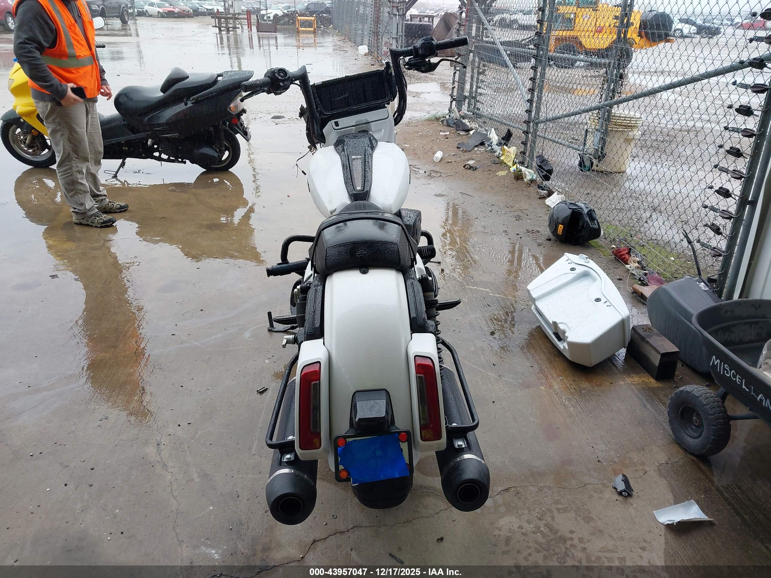 HARLEY-DAVIDSON FLHX image 6