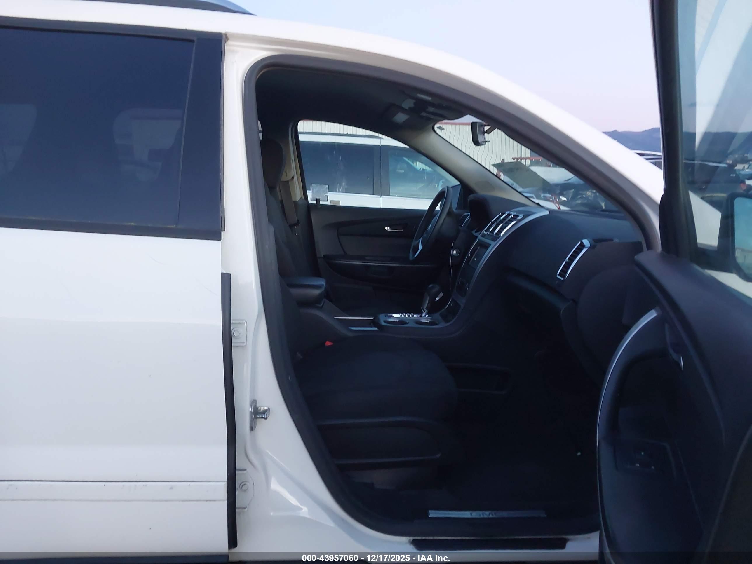 GMC ACADIA image 5