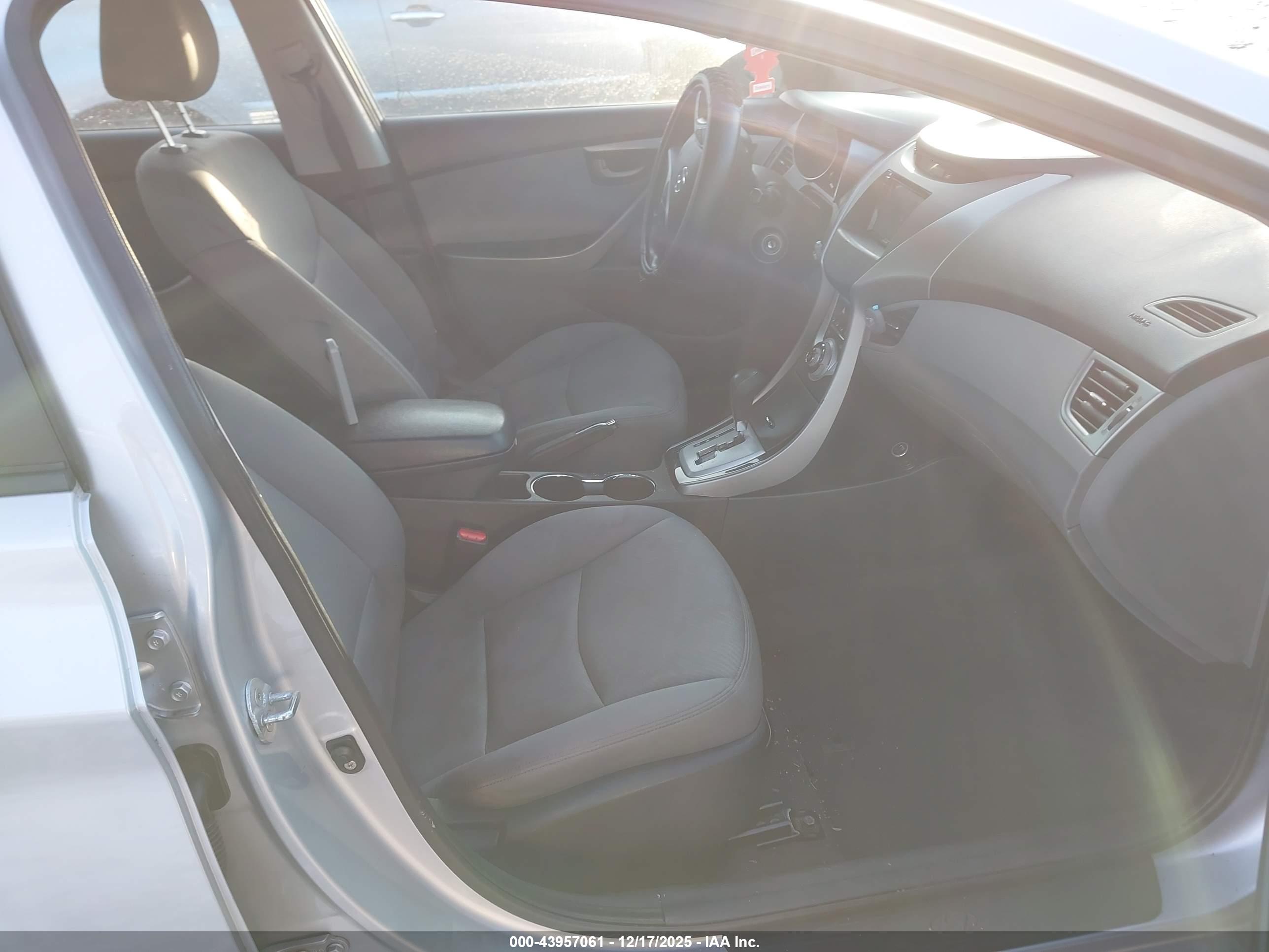 HYUNDAI ELANTRA image 5