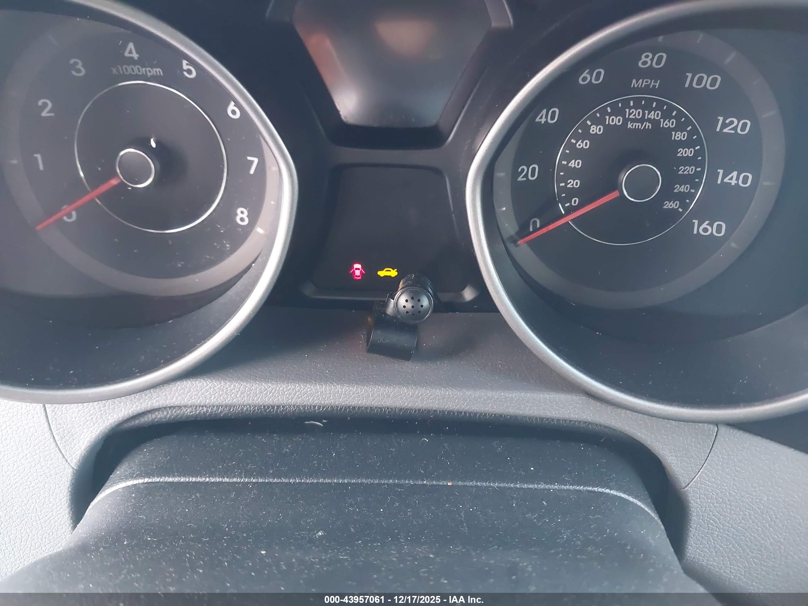HYUNDAI ELANTRA image 7