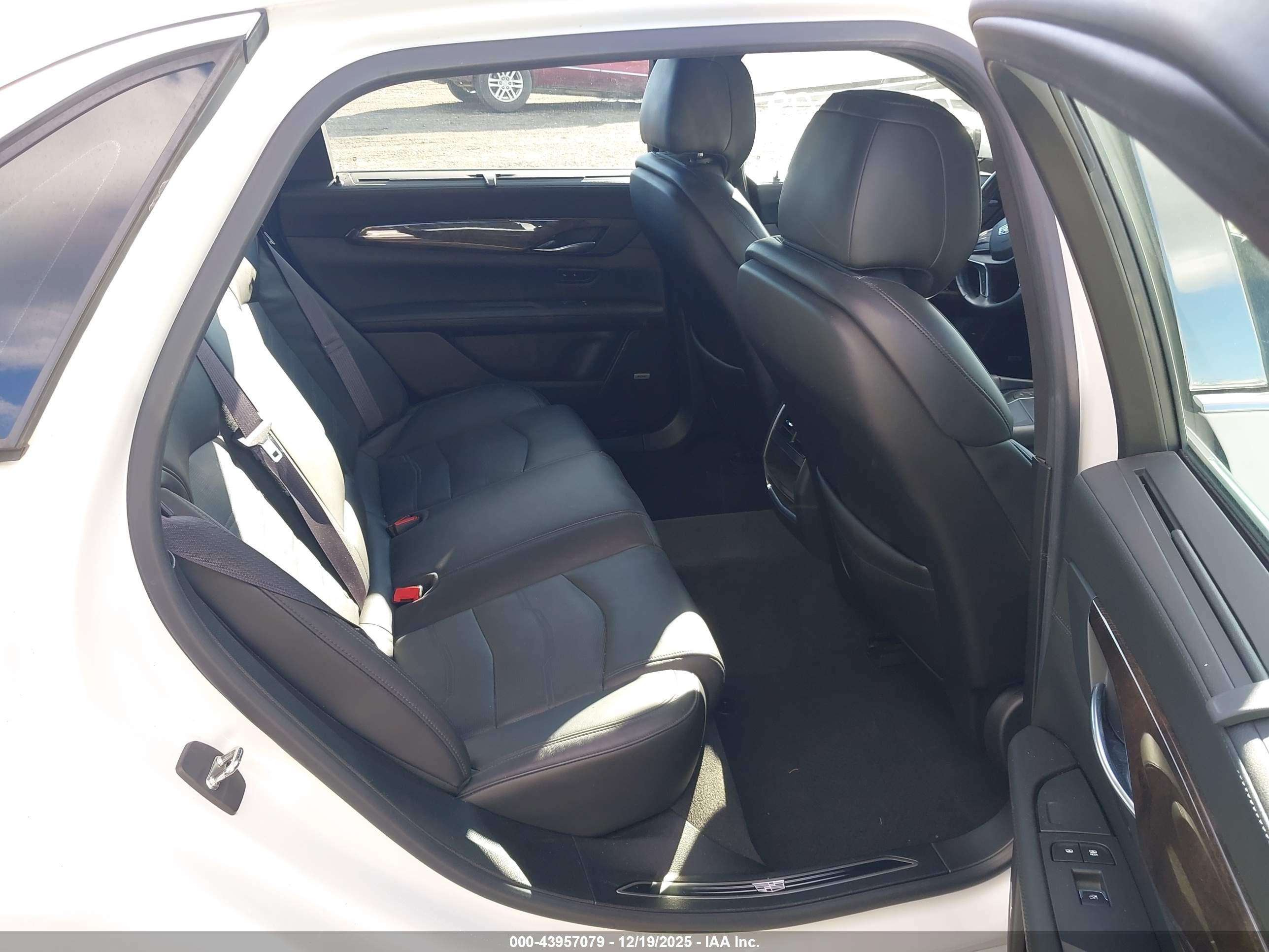 CADILLAC CT6 image 8