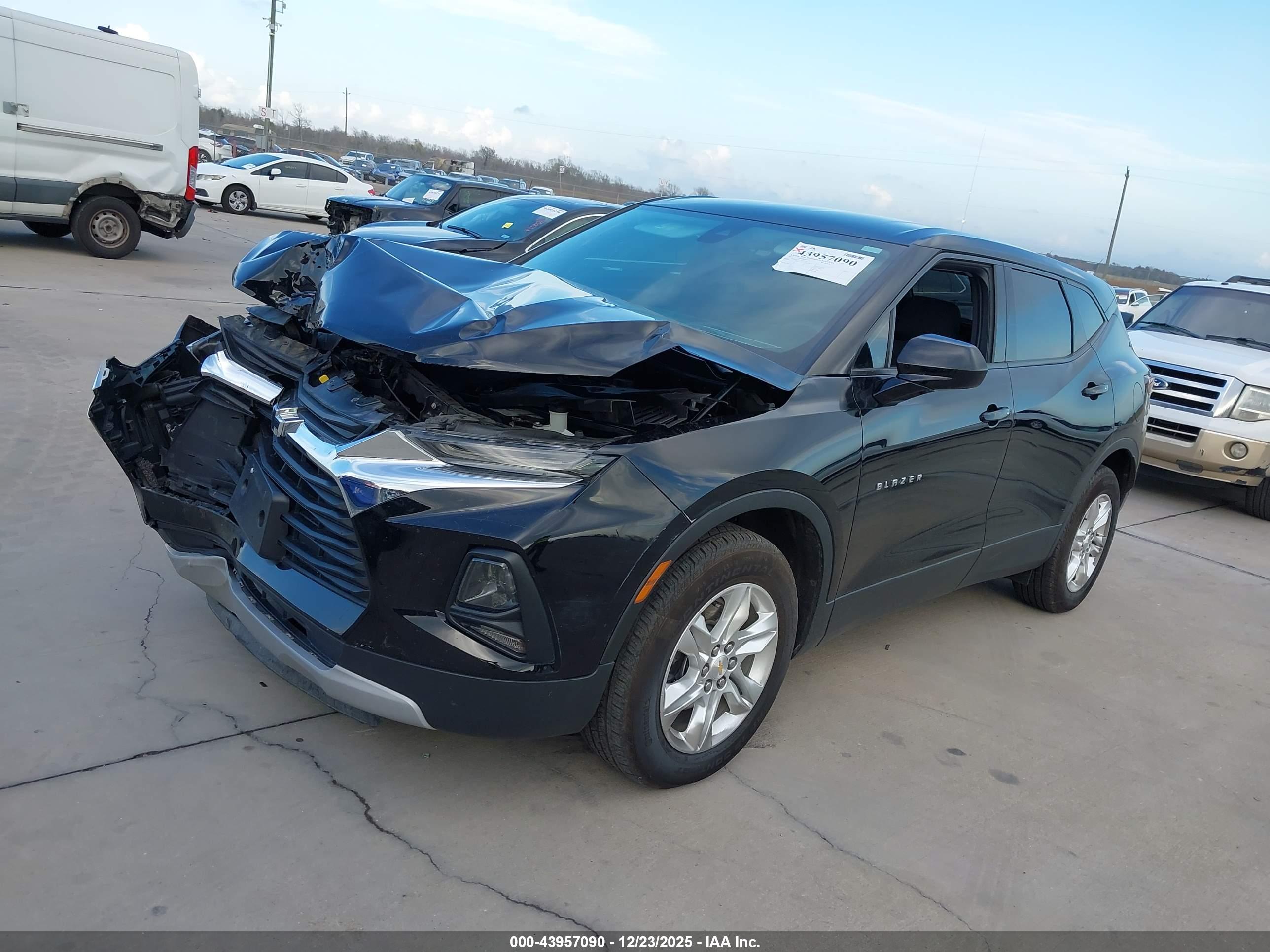 CHEVROLET BLAZER image 2