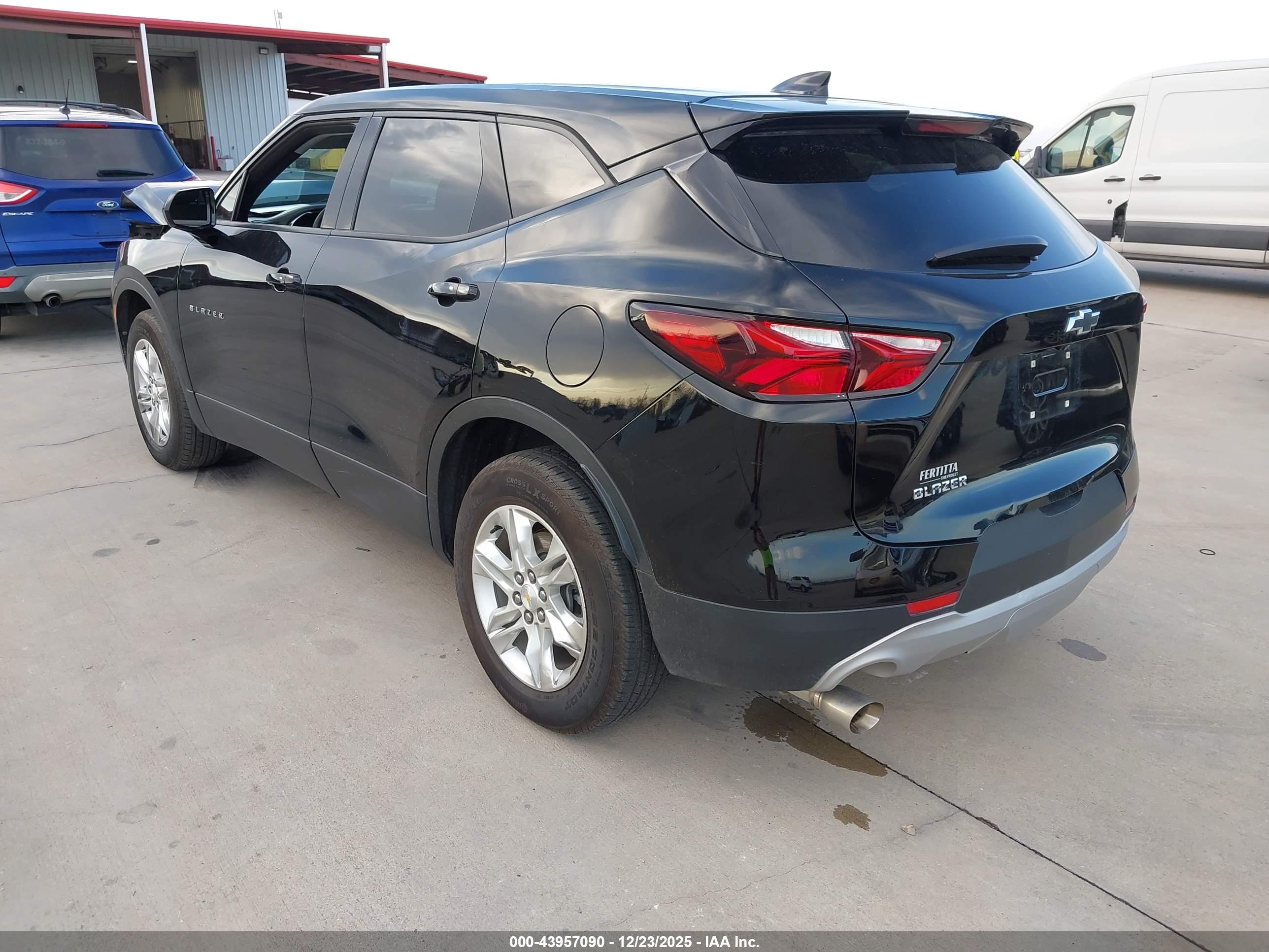 CHEVROLET BLAZER image 3