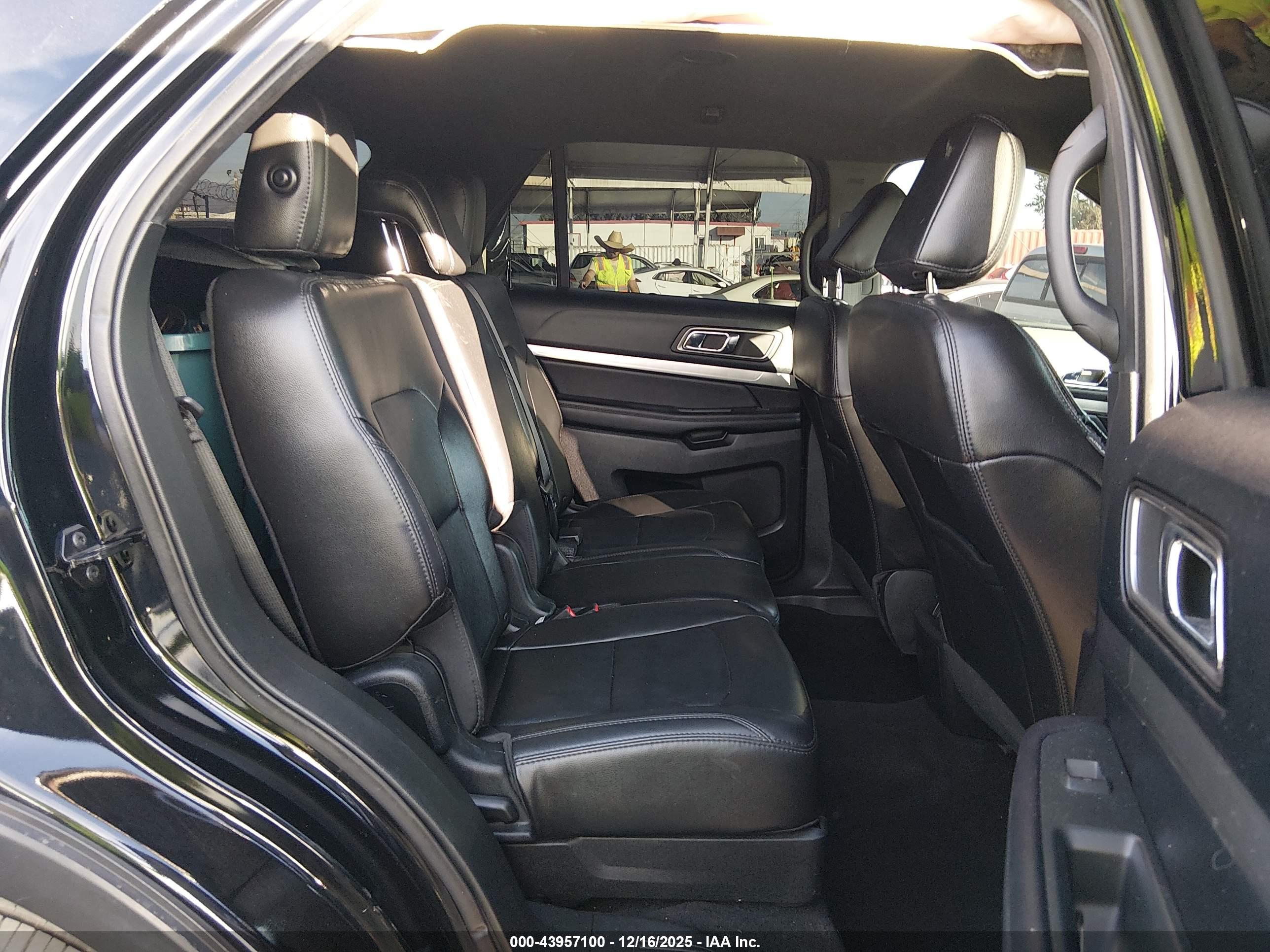 FORD EXPLORER image 8