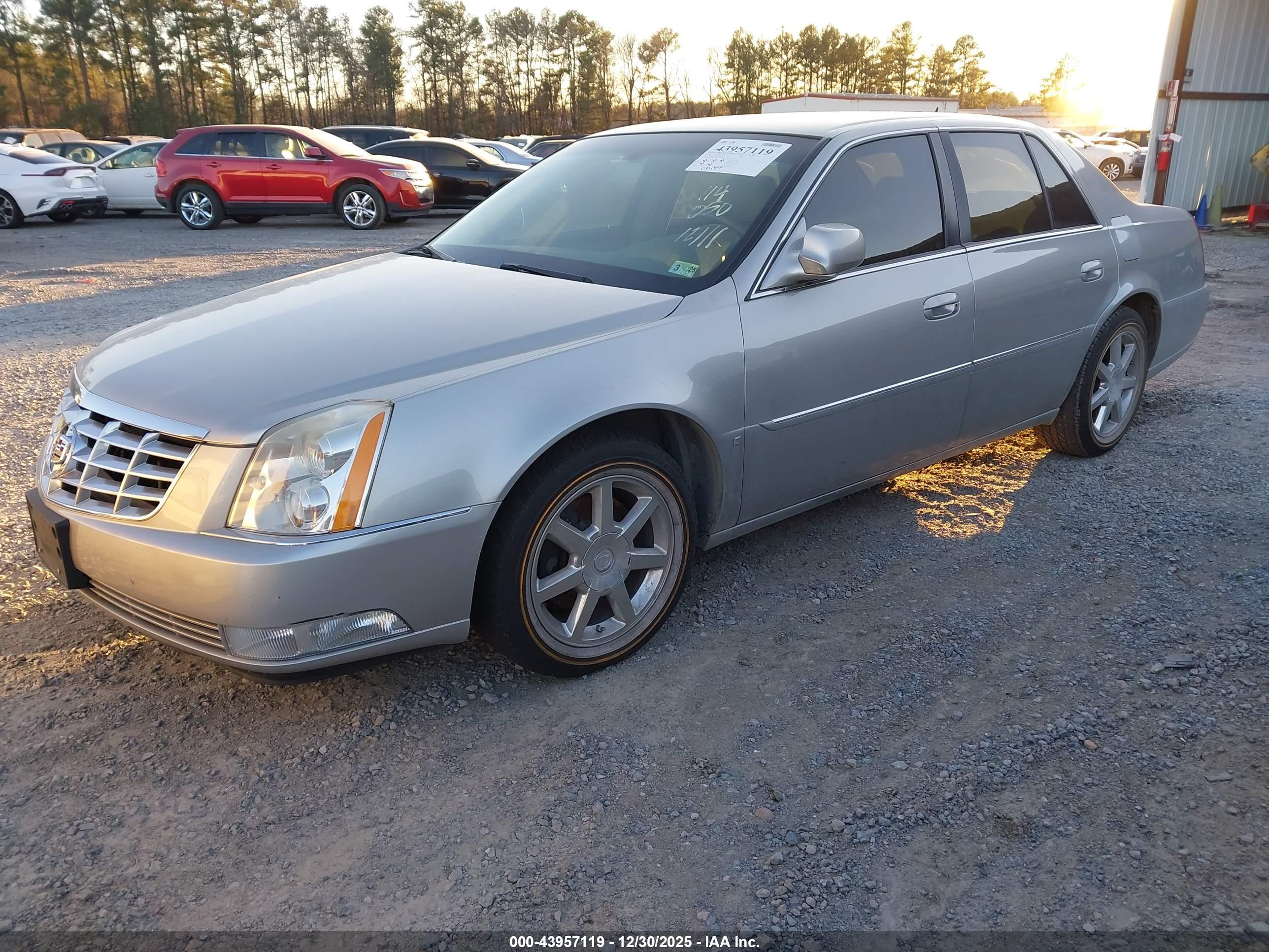 CADILLAC DTS image 2