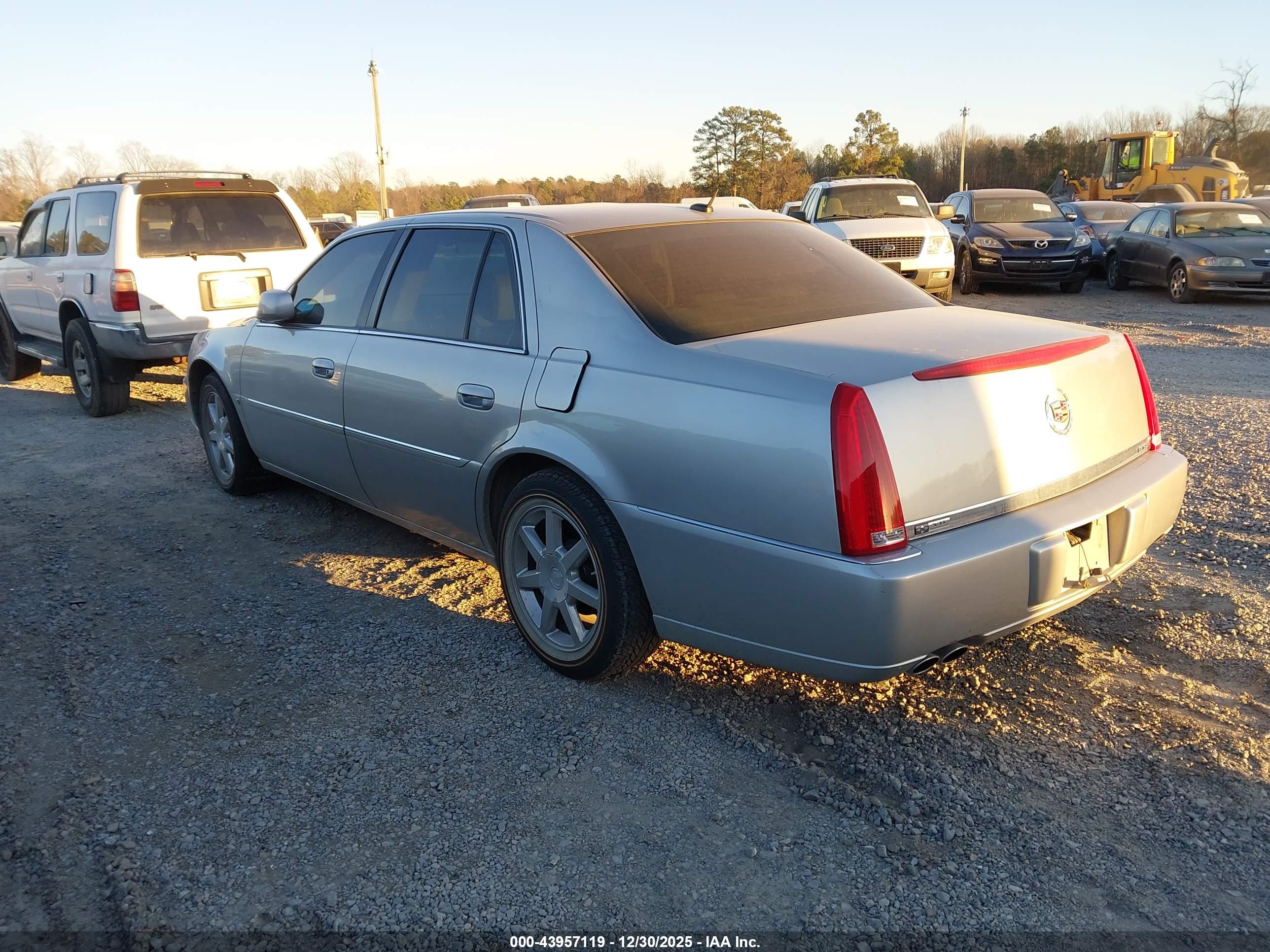 CADILLAC DTS image 3