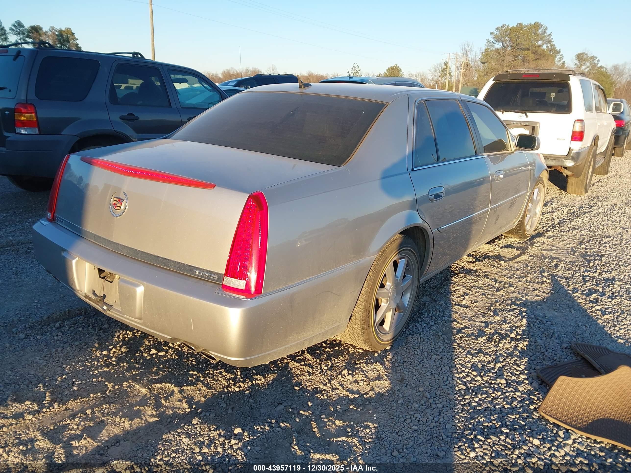 CADILLAC DTS image 4