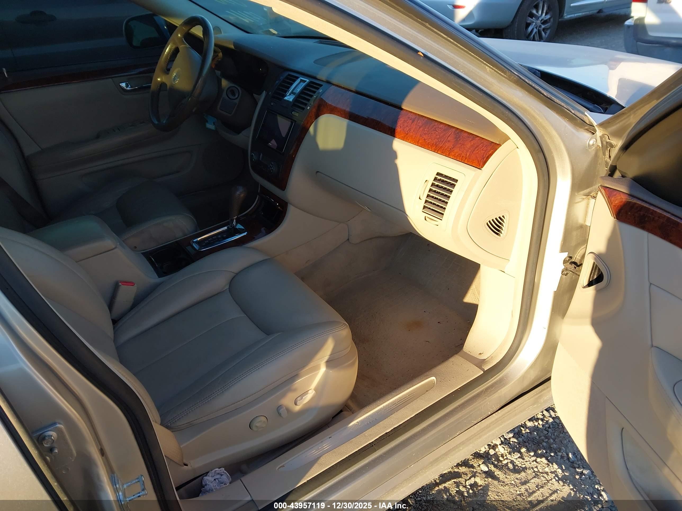 CADILLAC DTS image 5