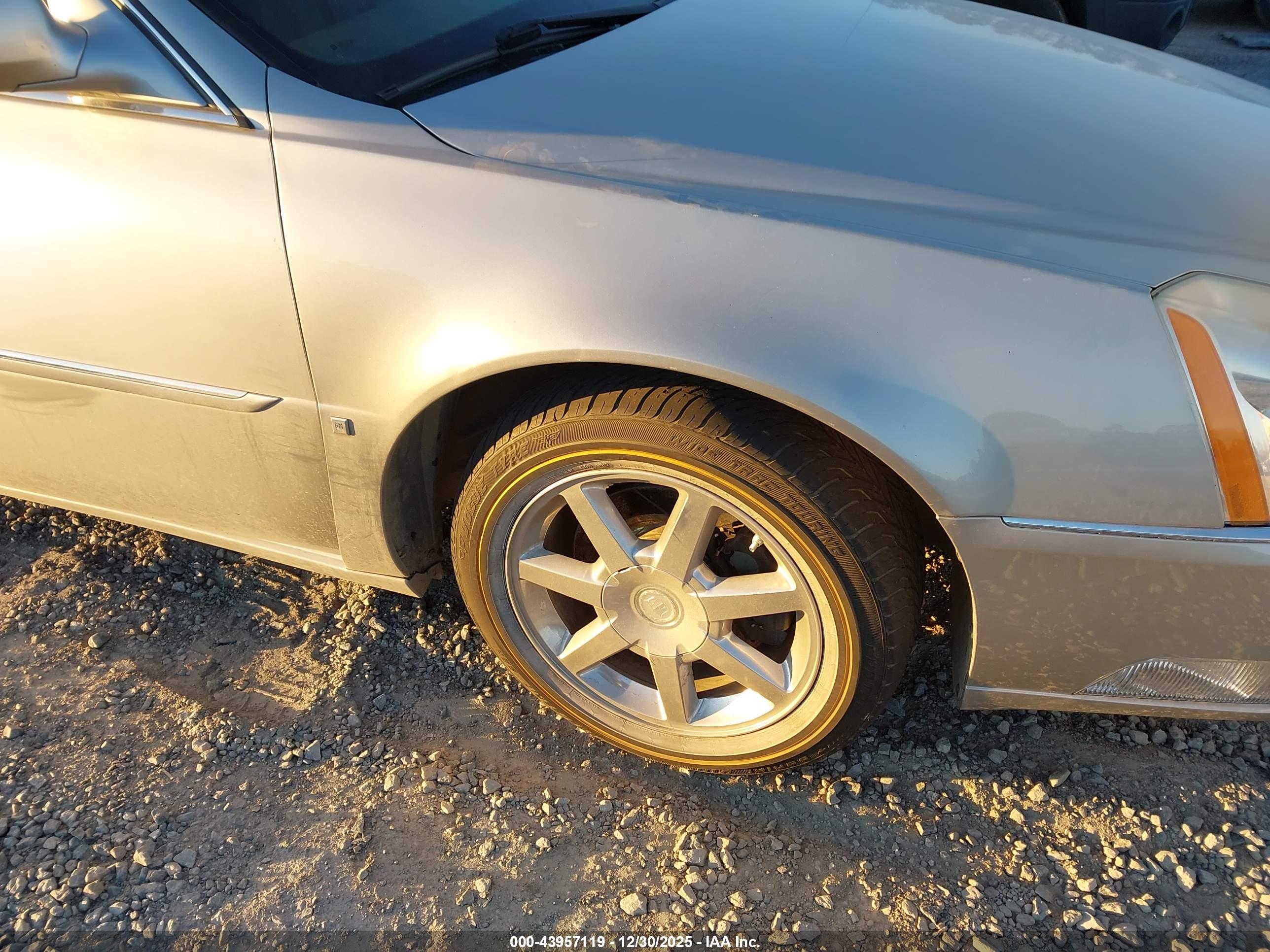 CADILLAC DTS image 6